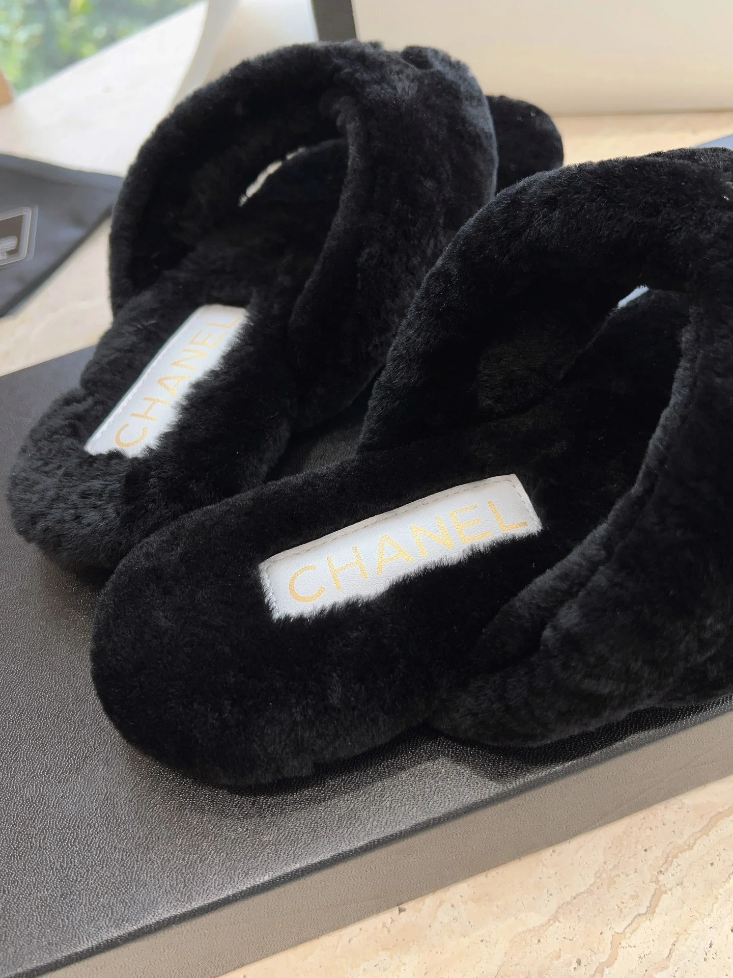 Новинка 2023 года от Chanel - Меховые шлепанцы - Черные