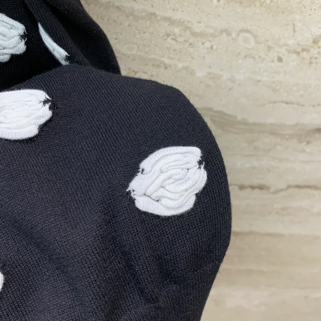 Chanel 2403 - Трикотажный топ с открытыми плечами и вышивкой камелий в 3D-формате