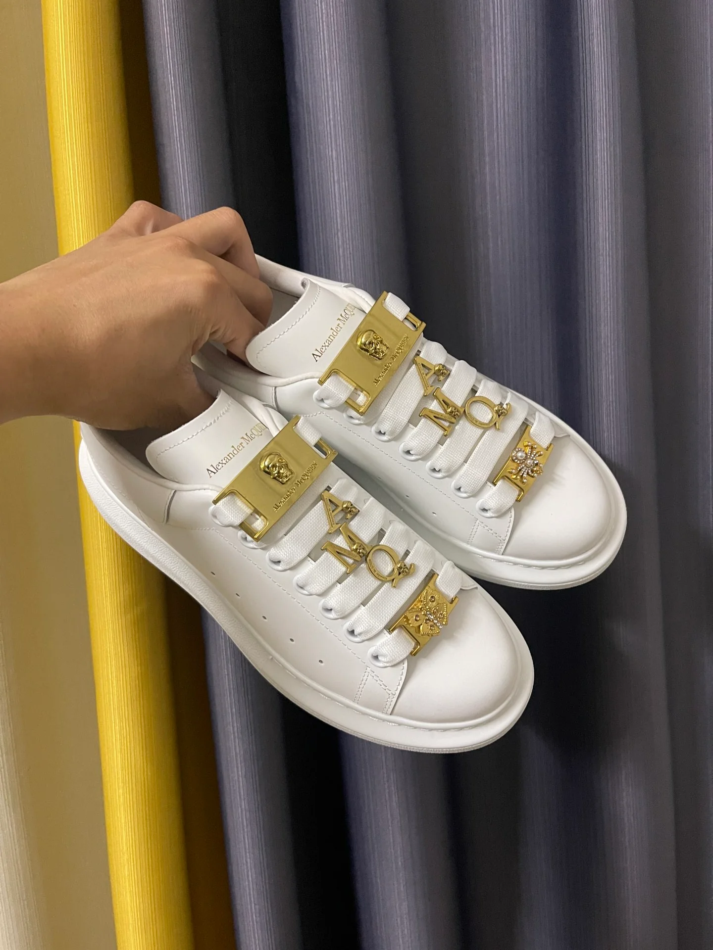 Классические белые кроссовки McQueen - унисекс - полностью из белой кожи с металлической пряжкой