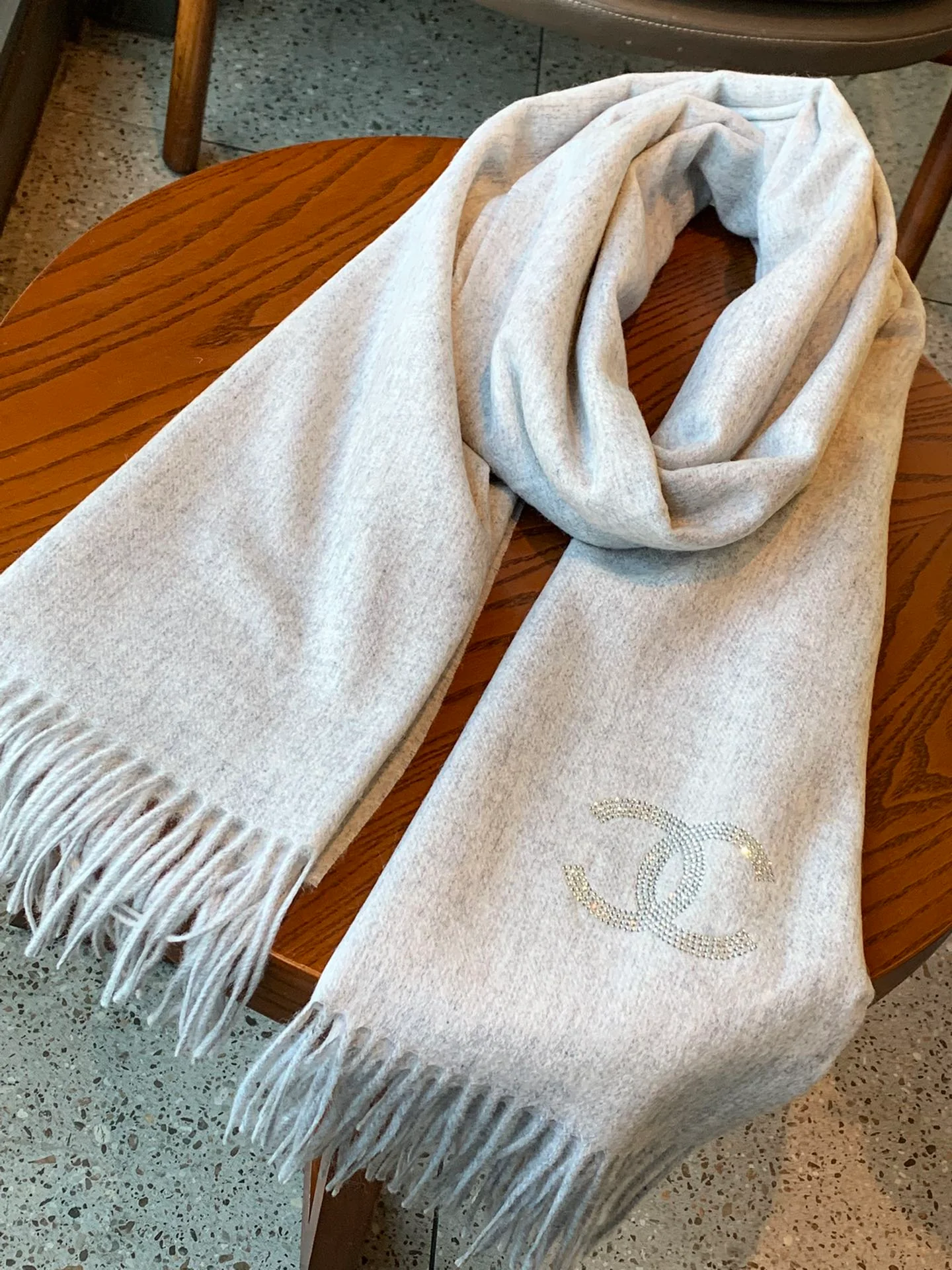 Chanel - Кашемировый шарф, украшенный бриллиантами - 180-70-102 см - Светло-серый