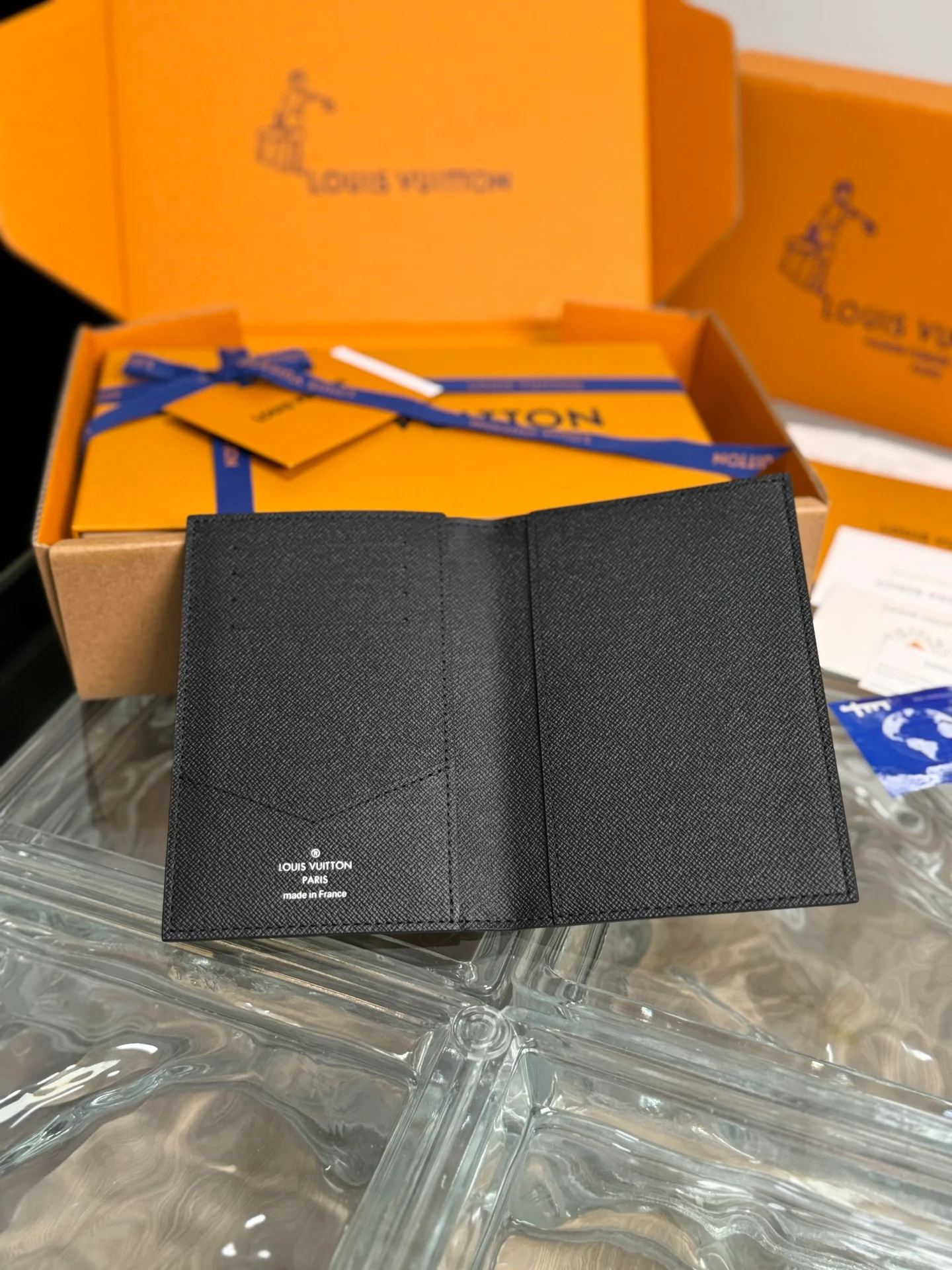 LV-m64501 - Держатель для паспорта - Черный