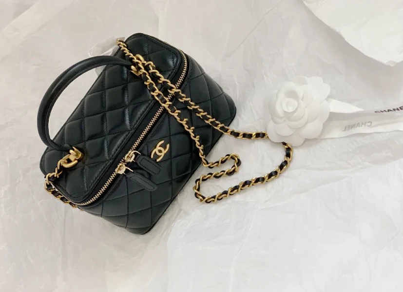 Сумка-коробочка Chanel с кожаной ручкой, длинная, черная.