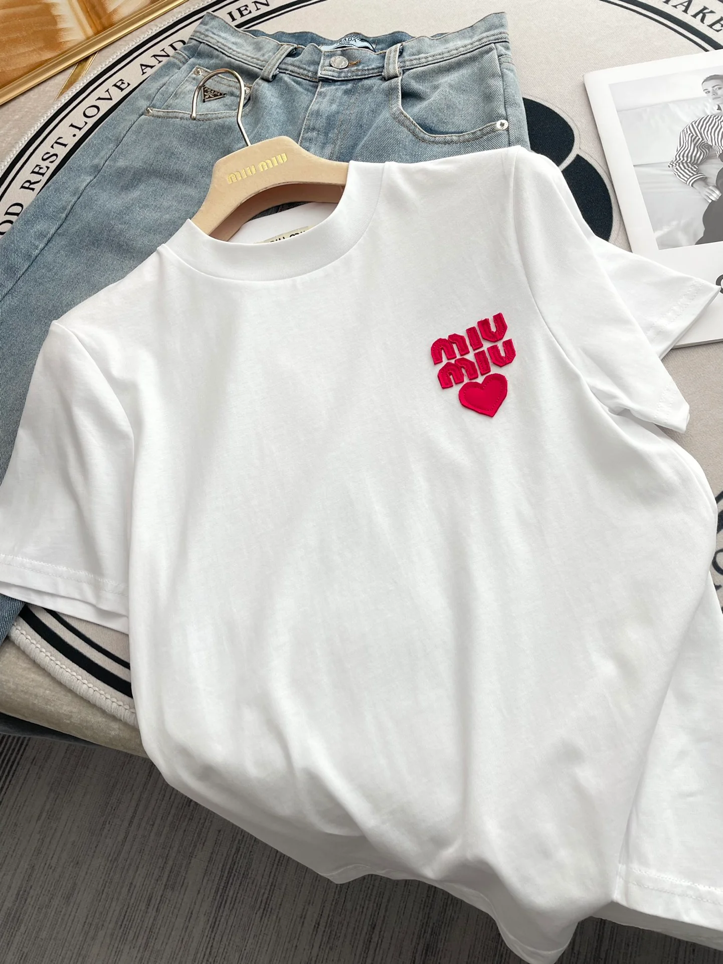 Miu Miu-2404 - Простая футболка с коротким рукавом и красной аппликацией в виде надписи.