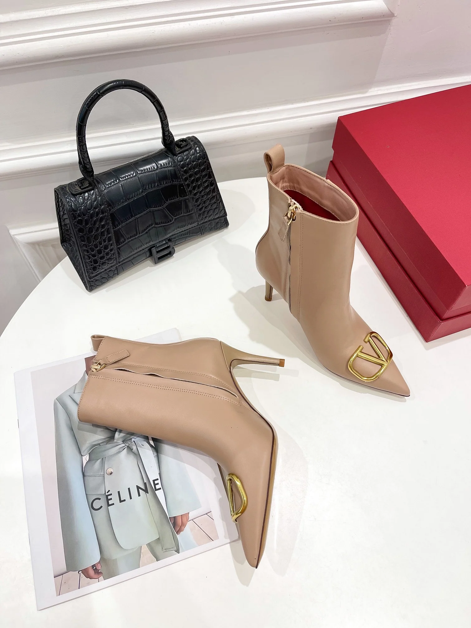 Новинка сезона осень/зима 2022 от Valentino - большие ботильоны с V-образным вырезом.