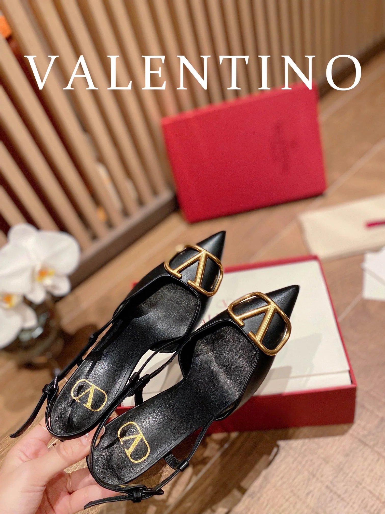 Туфли Valentino на каблуке с V-образной пряжкой из бронзы и открытой пяткой — черные.
