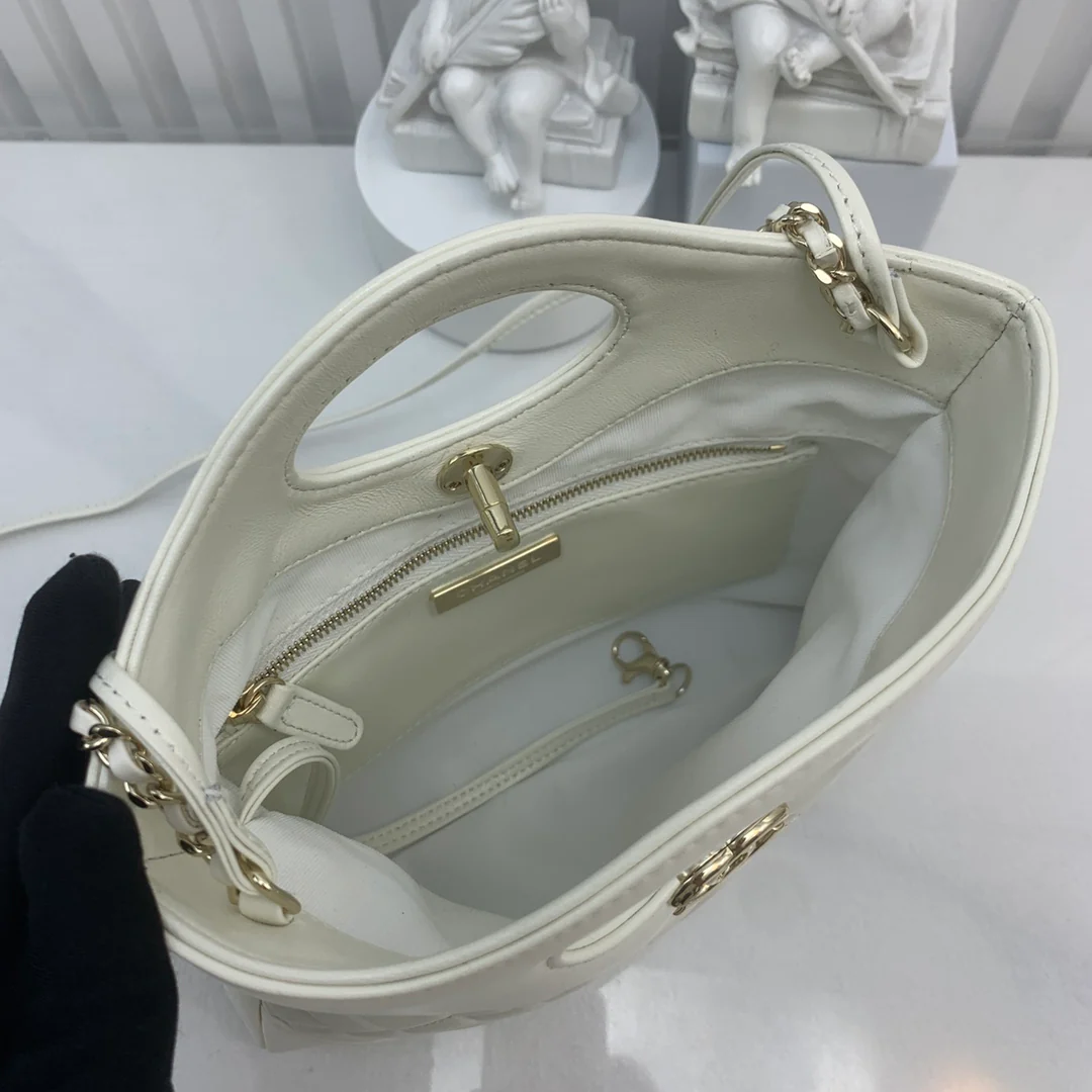 Мини-сумочка Chanel 24c31 из овечьей кожи - белая