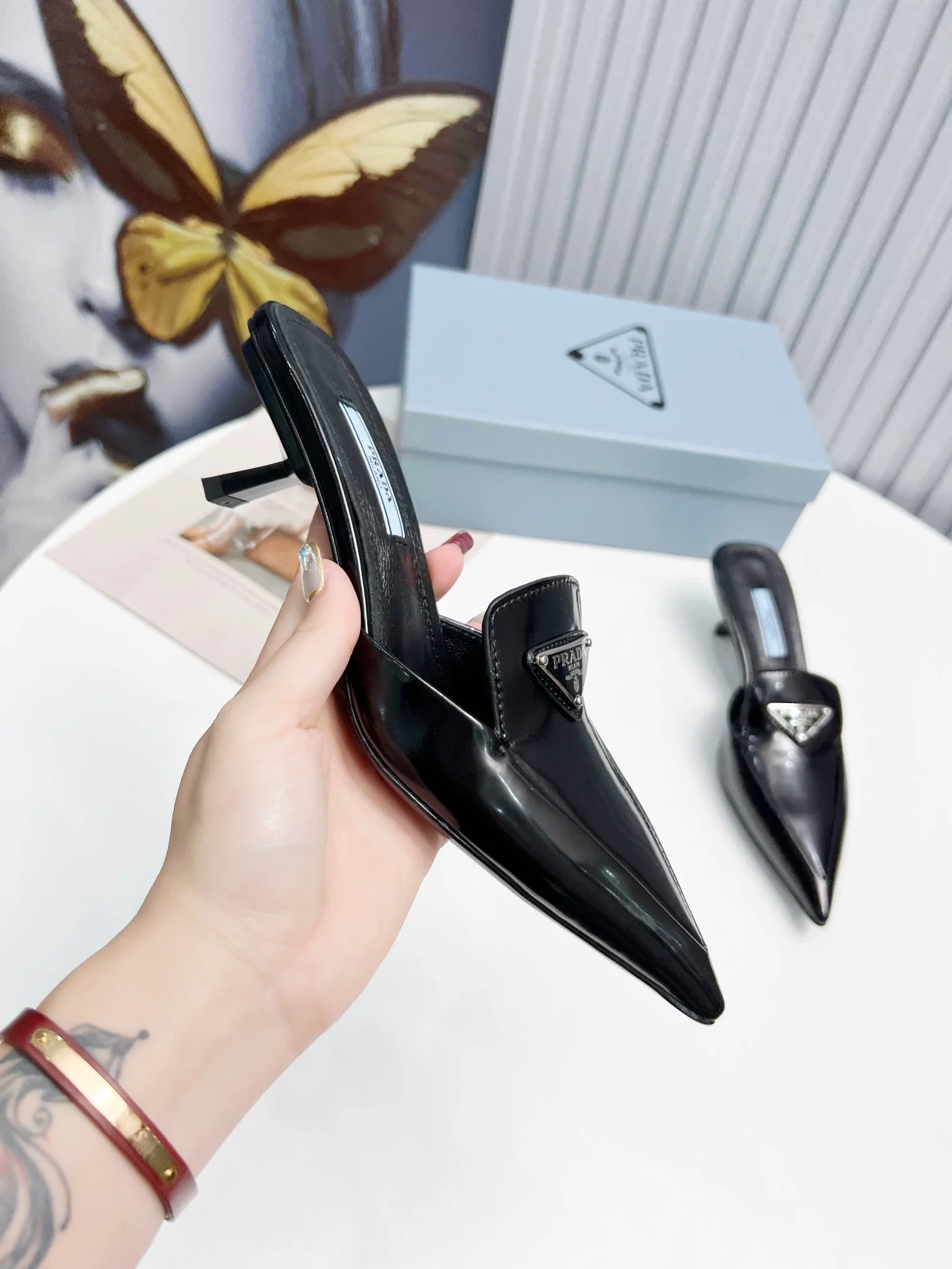 Prada - Черные сандалии с острым носком