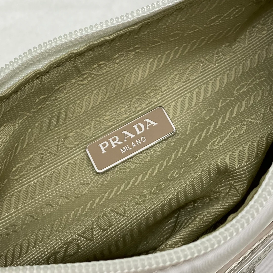 Нейлоновая сумка-хобо Prada, белая.