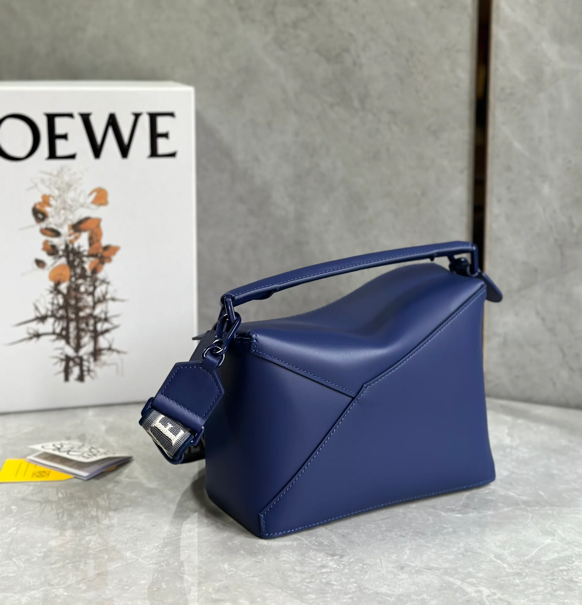 Сумка Loewe Puzzle Geometric с плечевым ремнем в виде буквы — темно-синяя.