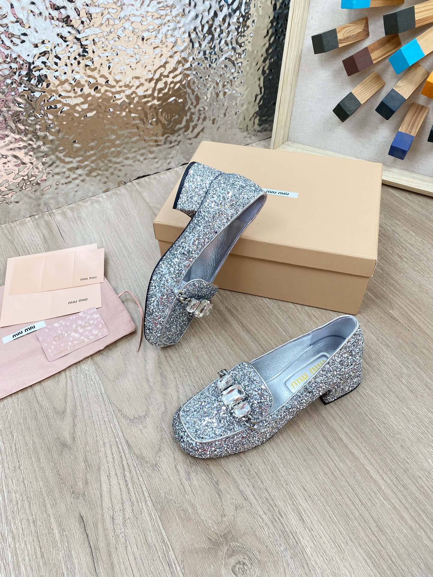 Новинка Miu Miu 2023 года - Лоферы Мэри Джейн с массивным каблуком и стразами - Квадратный носок