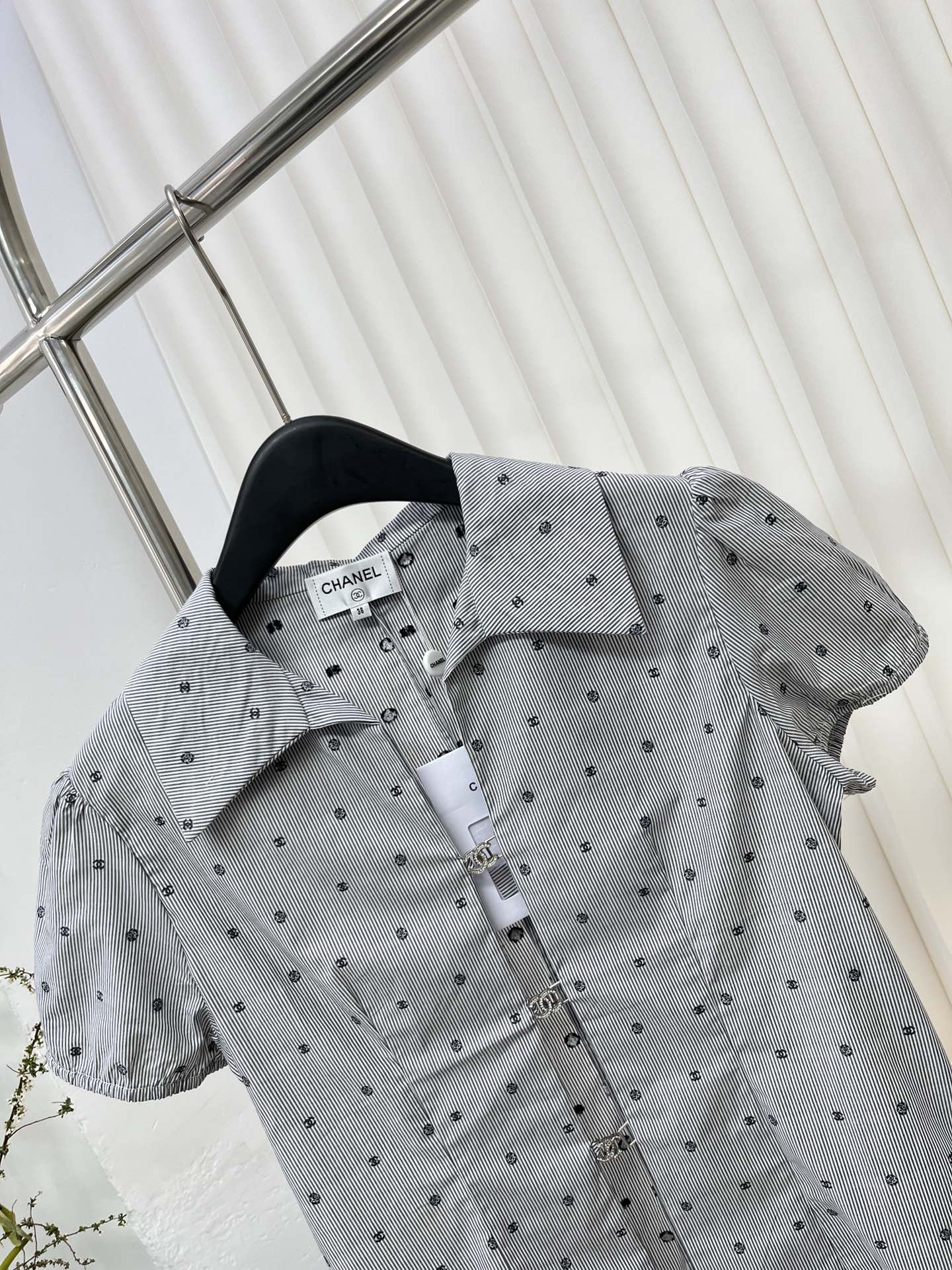 Рубашка Chanel 2403 с вышитой двойной буквой С и камелией.