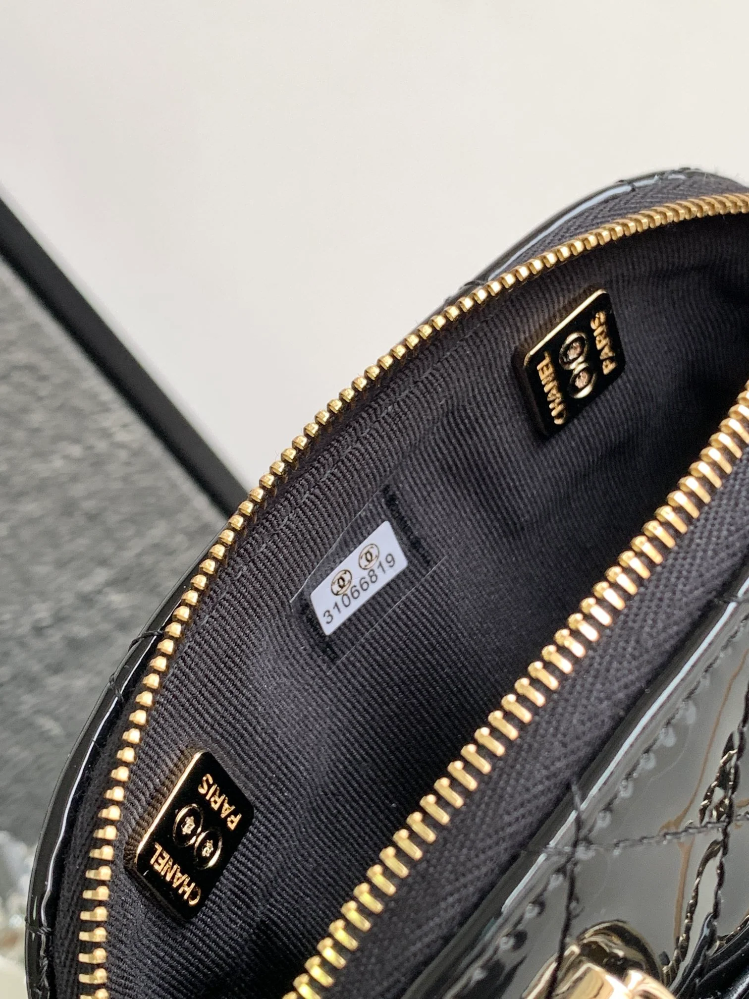 Новинка сезона весна/лето 2023 от Chanel - сумка Shell из лакированной кожи - черная.