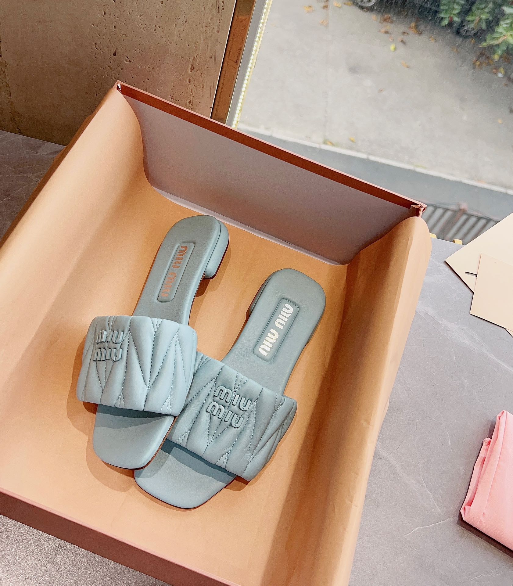 Новинка сезона весна/лето 2023 от Miu Miu - плоские тапочки из овечьей кожи - светло-серые.