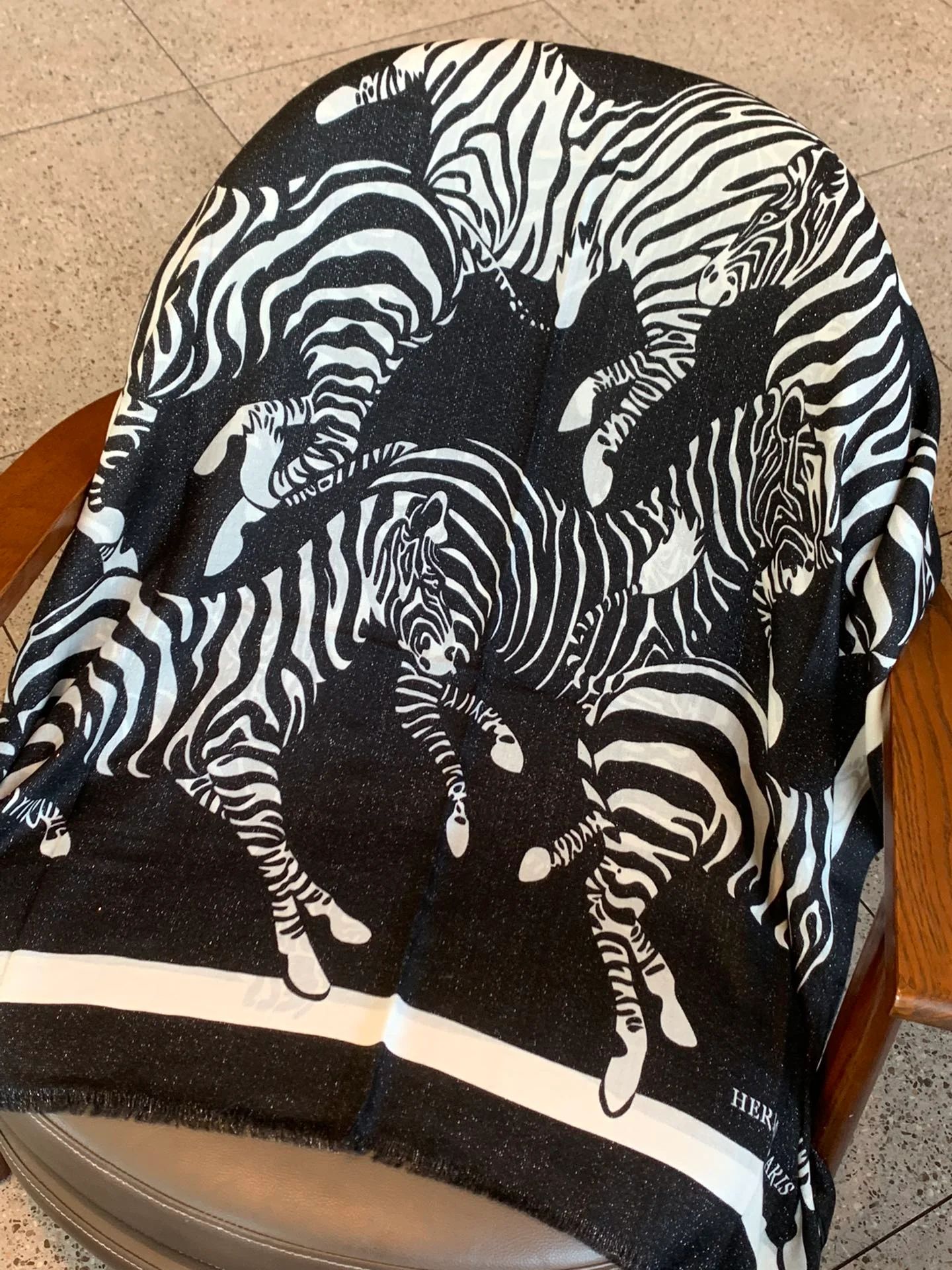 Длинный церемониальный шарф Hermes с изображением лошади - 100-200 см - Кашемировый принт - Черный