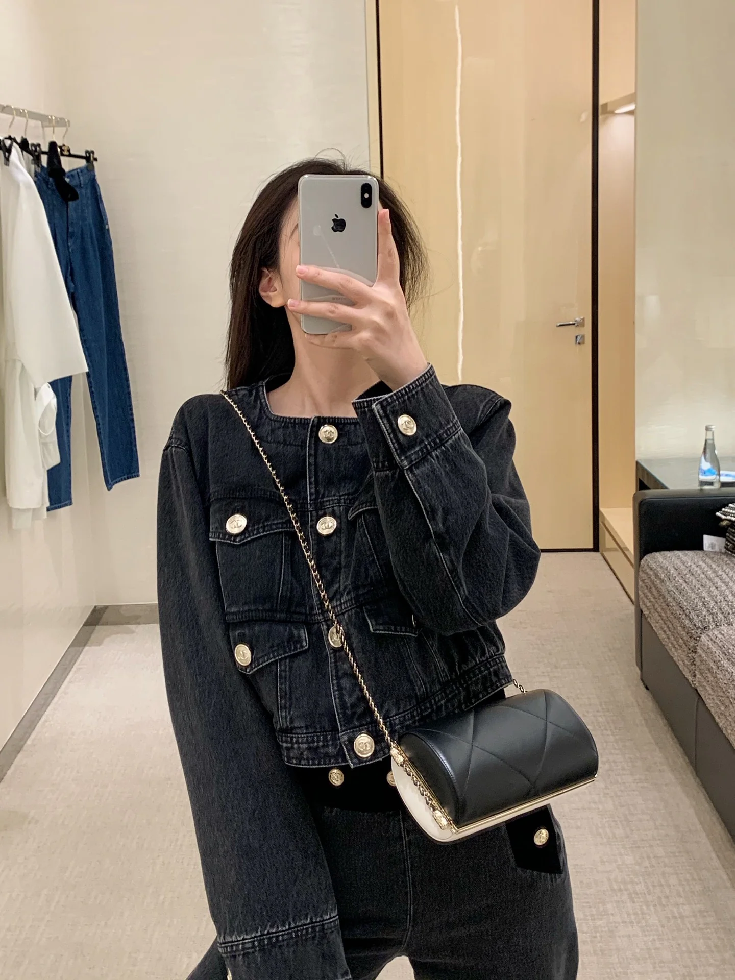 Вечерняя сумочка Chanel из коллекции Métiers d'Art 2020, черно-белая.