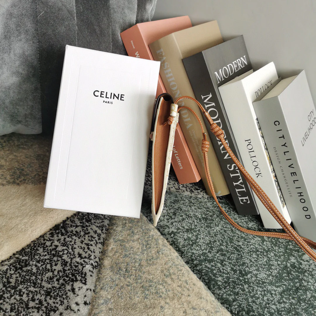 Кожаная сумка для телефона Celine с принтом и клапаном