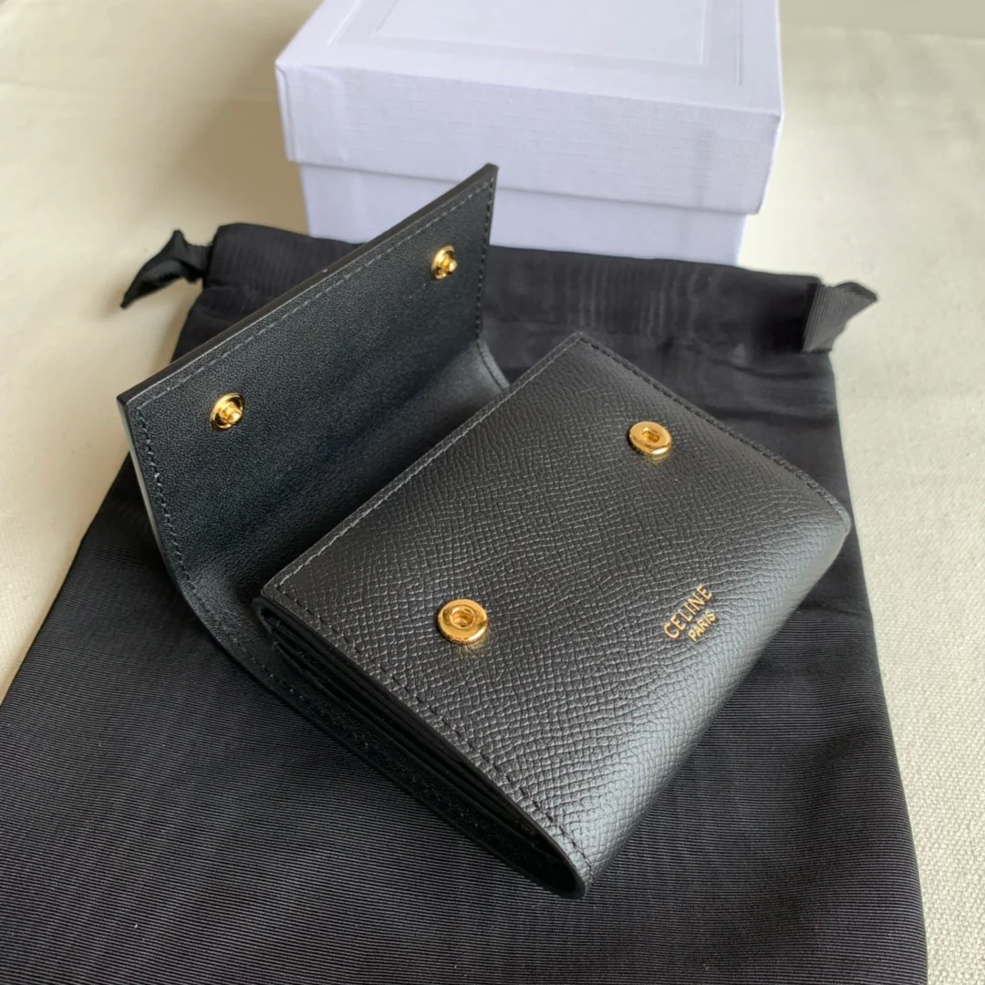 Короткий трехсекционный кошелек Celine - с принтом в виде пальмовых листьев, черный.