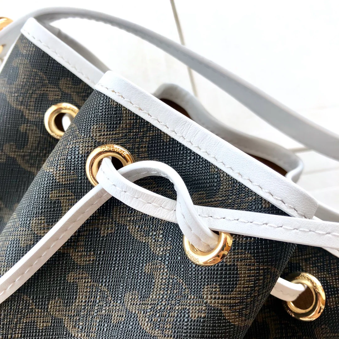 Маленькая холщовая сумка Celine Triomphe на завязках - белая, с монограммой.