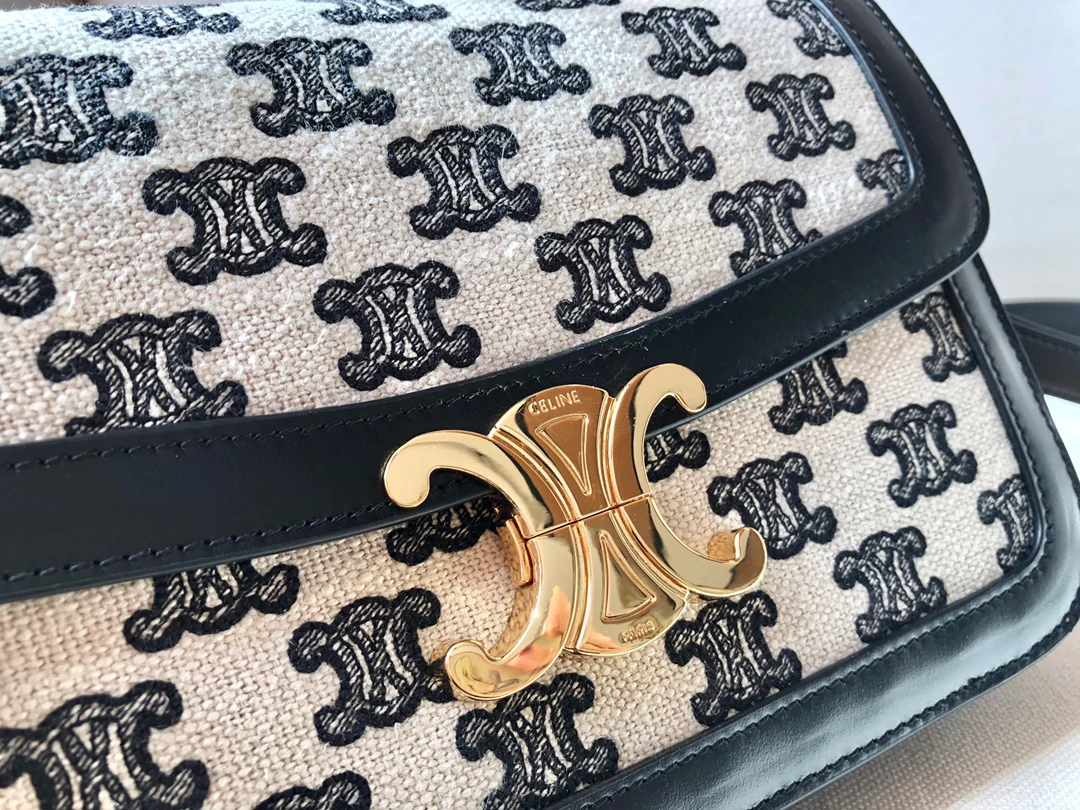 Сумка Celine Medium Triomphe из вышитой ткани и кожи вагю — черная.