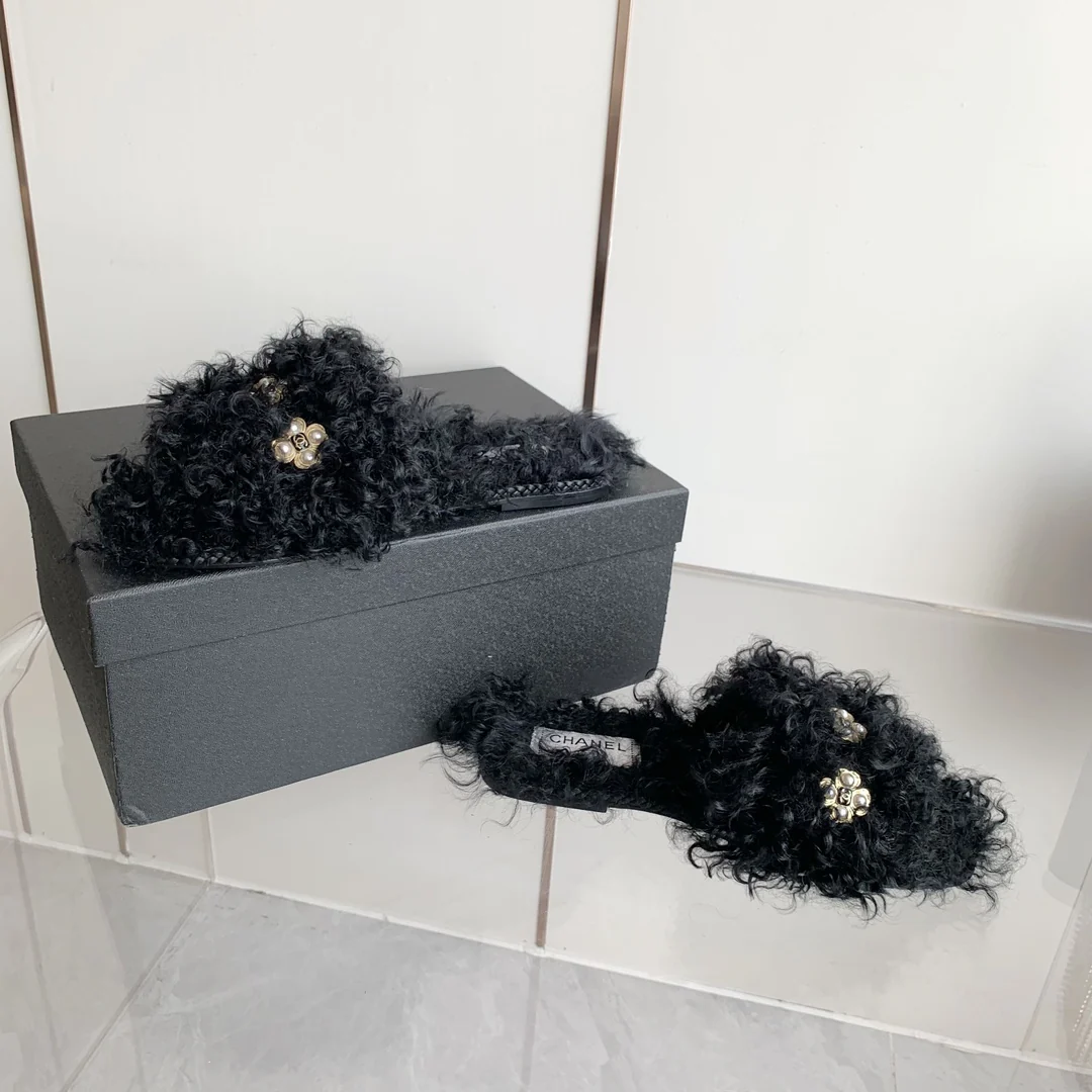 Новинка сезона осень/зима 2023 от Chanel - тапочки из овечьей шерсти