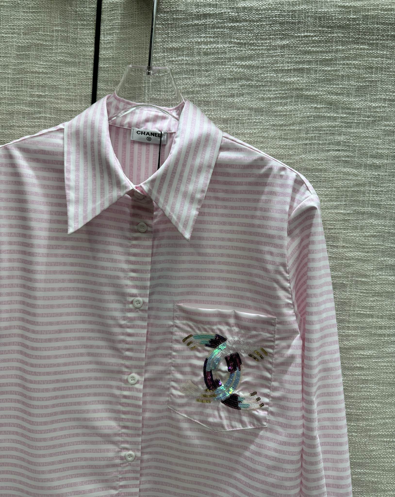 Рубашка Chanel 2403 с длинными рукавами и воротником, расшитым пайетками - розовая
