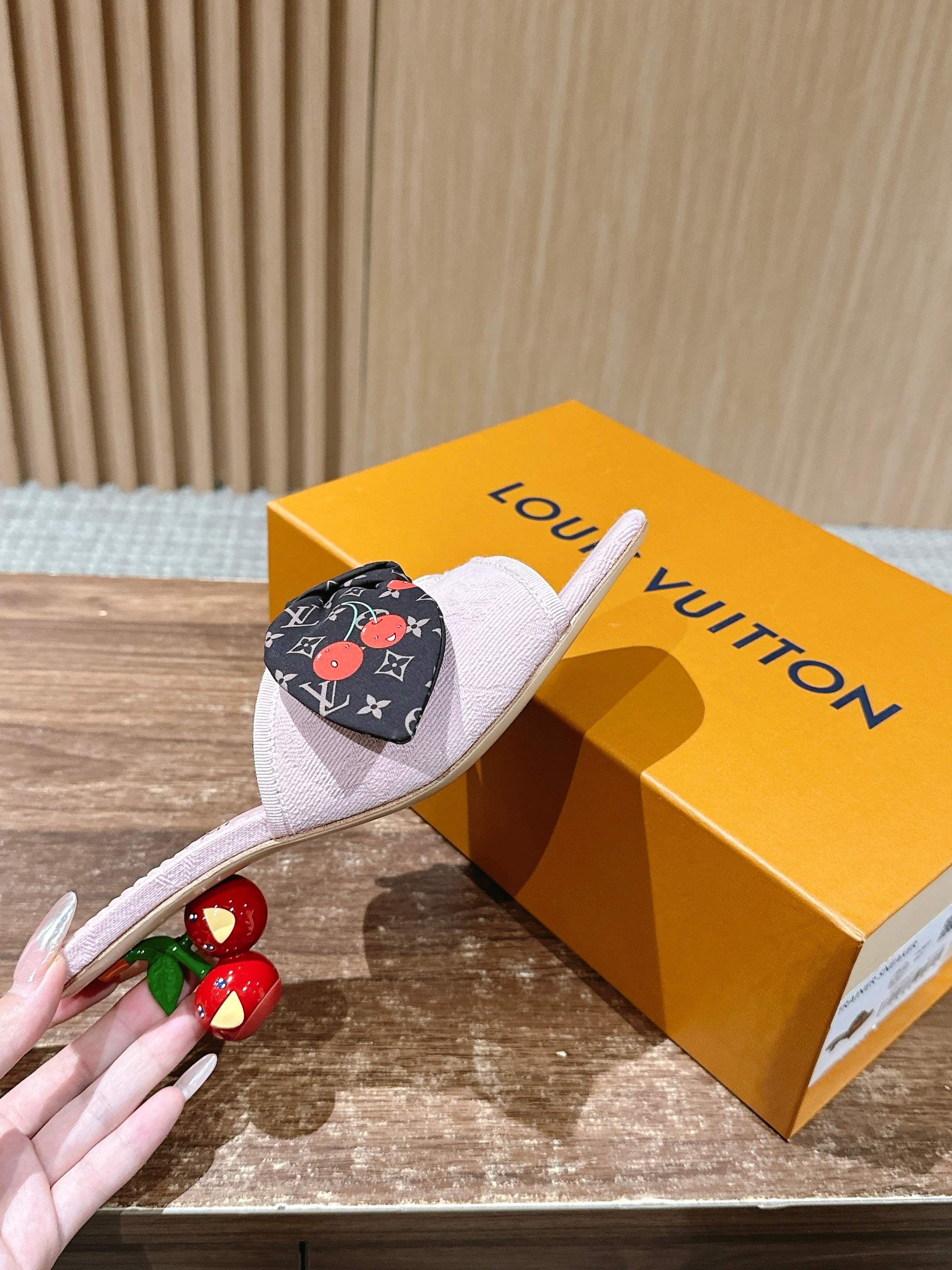 LV - Босоножки на низком каблуке с бантом и вишневым узором - Розовые