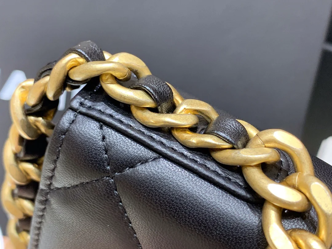 Сумка-клатч/кроссбоди Chanel Classic Logo Quilted WOC 2019 года, черная.