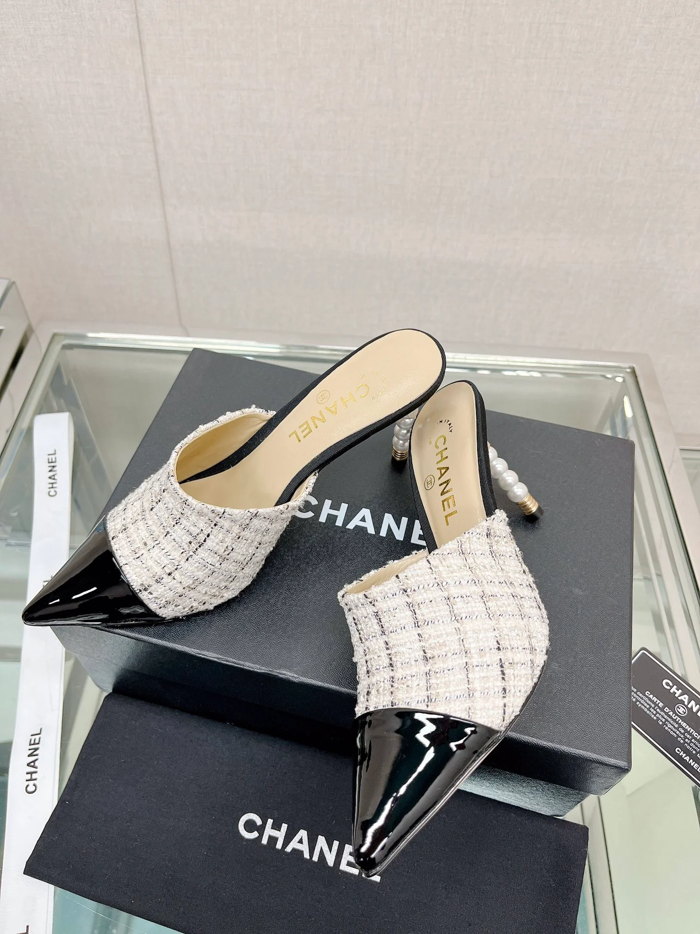 Босоножки Chanel Coco на высоком каблуке с четырьмя заклепками, высота каблука 8-5 см, белые.