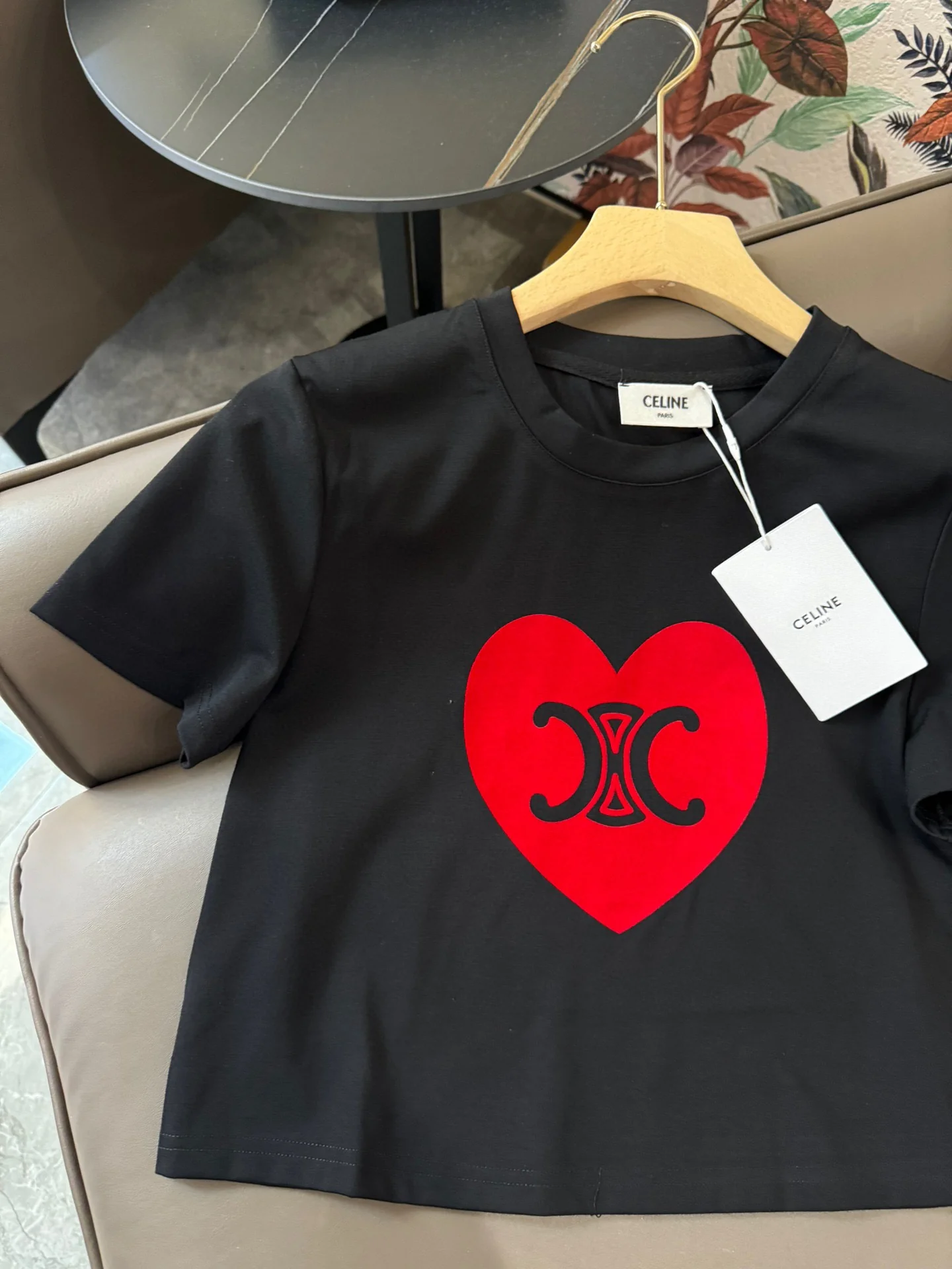 Костюм Celine 2403-24ss с принтом в виде сердца и Триумфальной арки — черный.