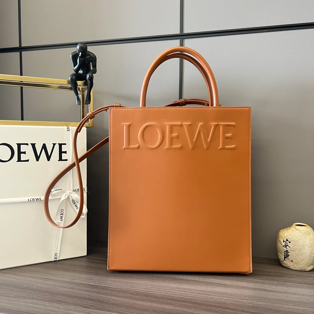 Сумка-тоут Loewe Standard A4 — глянцевая телячья кожа — большой размер — коричневая