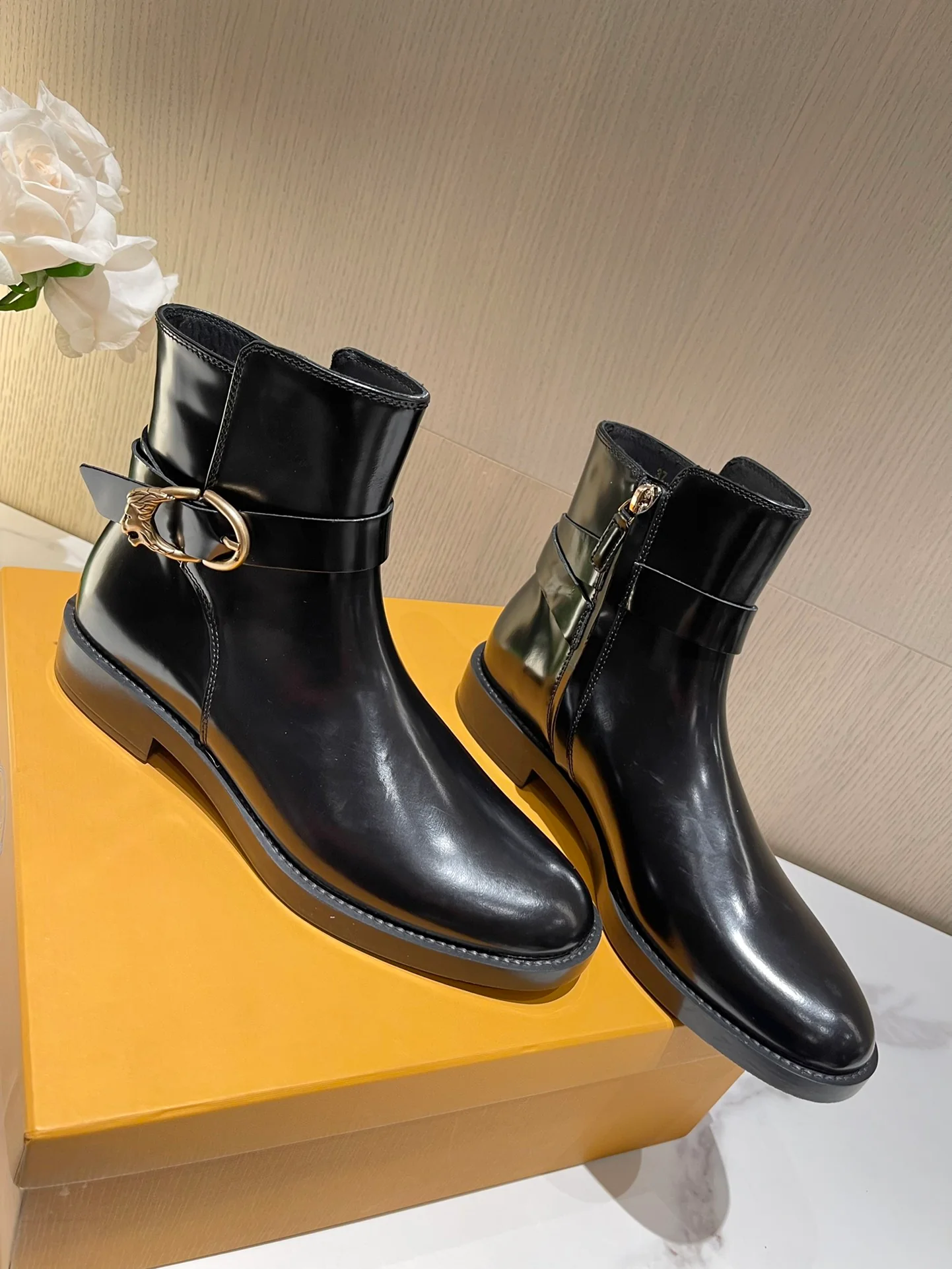 Tods - Новинка сезона осень/зима 2022 - Ботильоны с разрезом и бисером