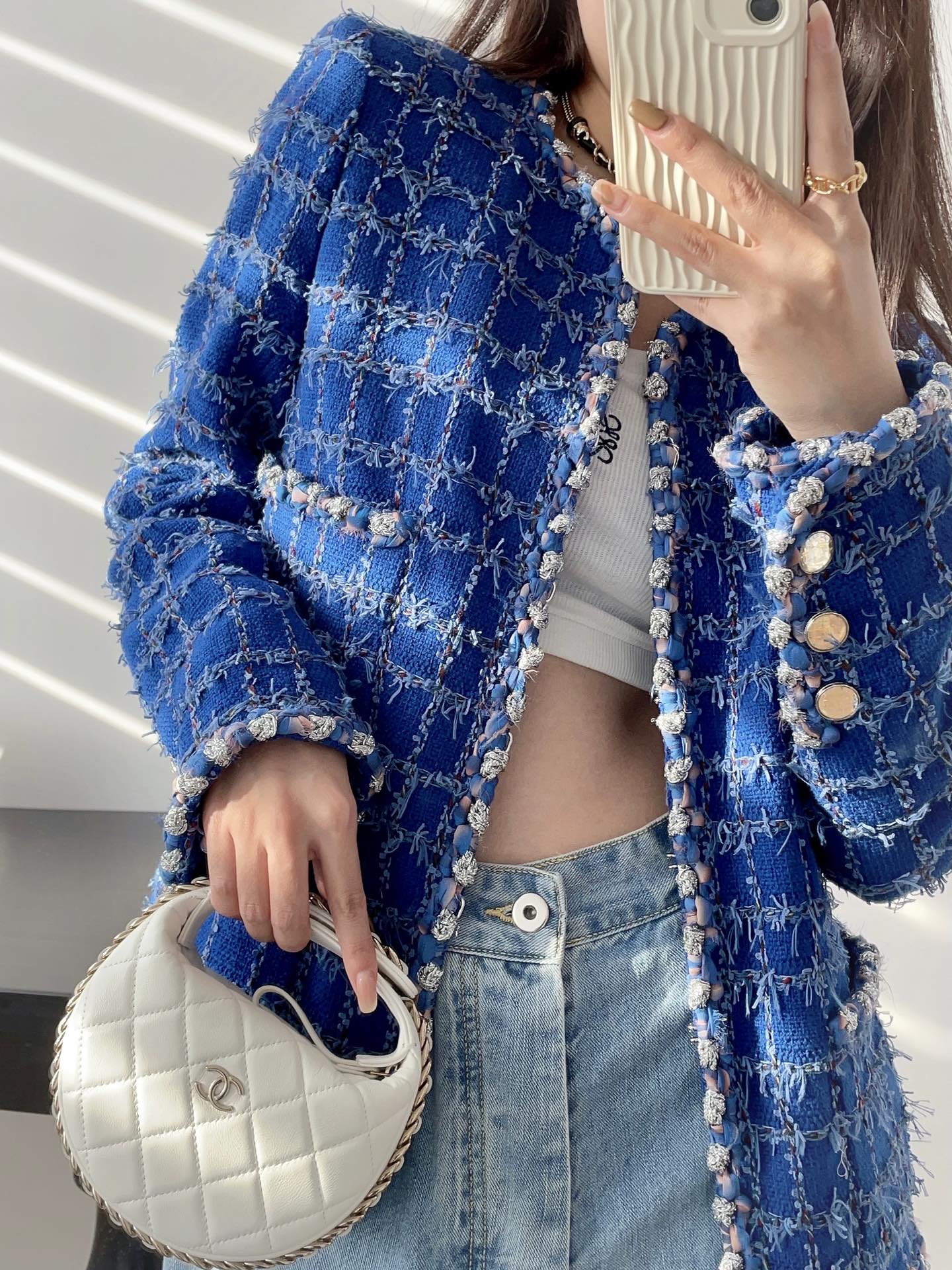 Коллекция Chanel ?Ранняя весна 2023? — клатч ?Хула-хуп? — белый — фото в одежде.