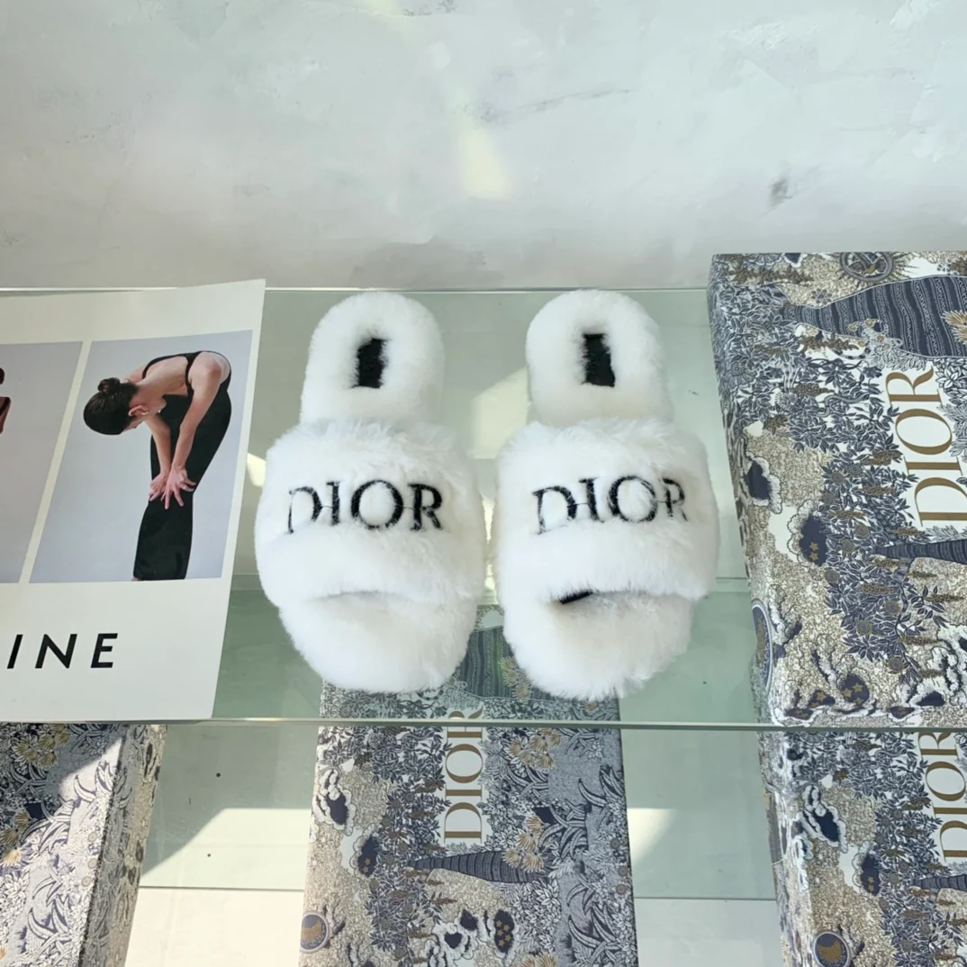 Dior - Шерстяные меховые тапочки - Белые