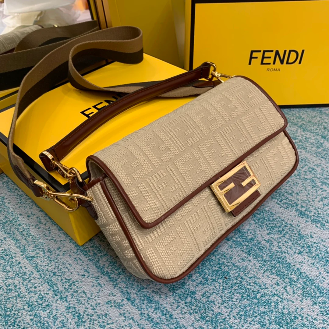 Сумка-багет Fendi Baguette среднего коричневого цвета с вышивкой.