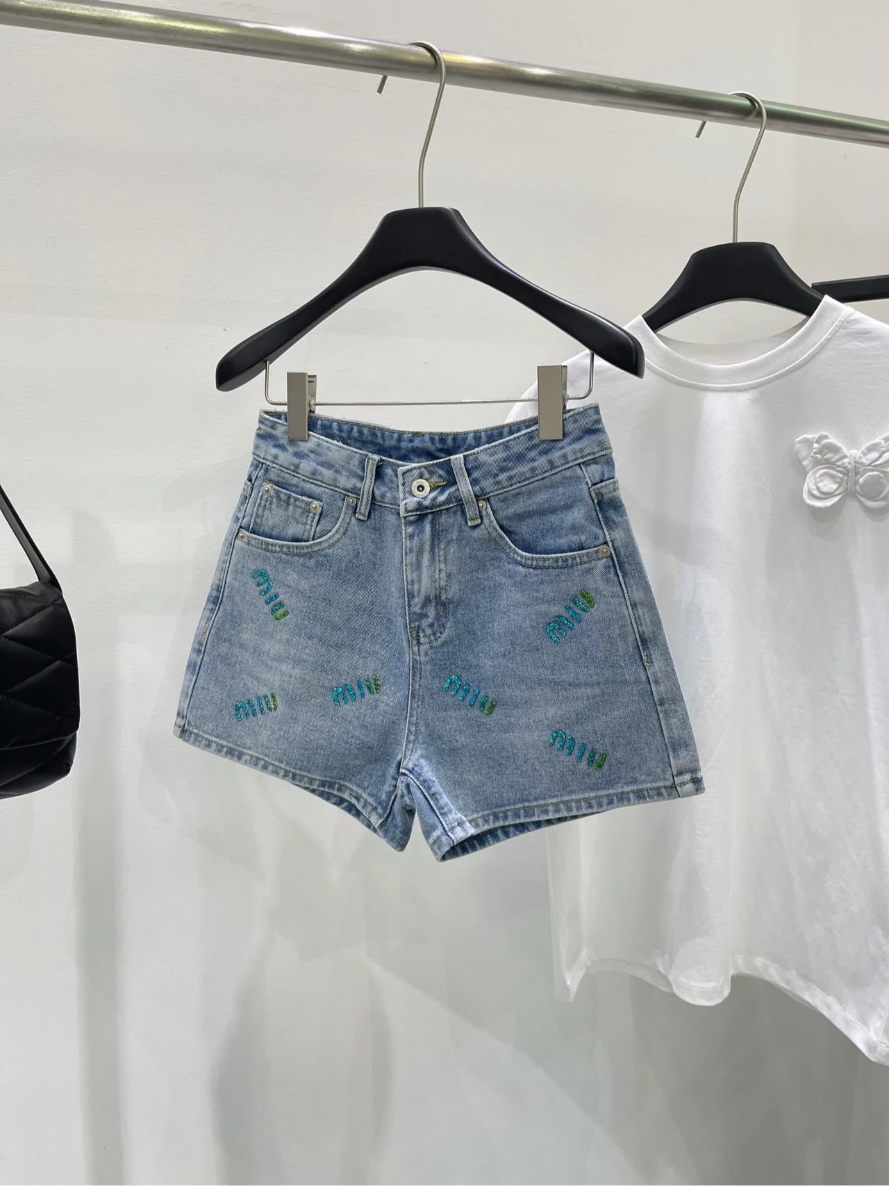 Miu Miu-2404 - Светло-голубые джинсовые шорты с золотой надписью