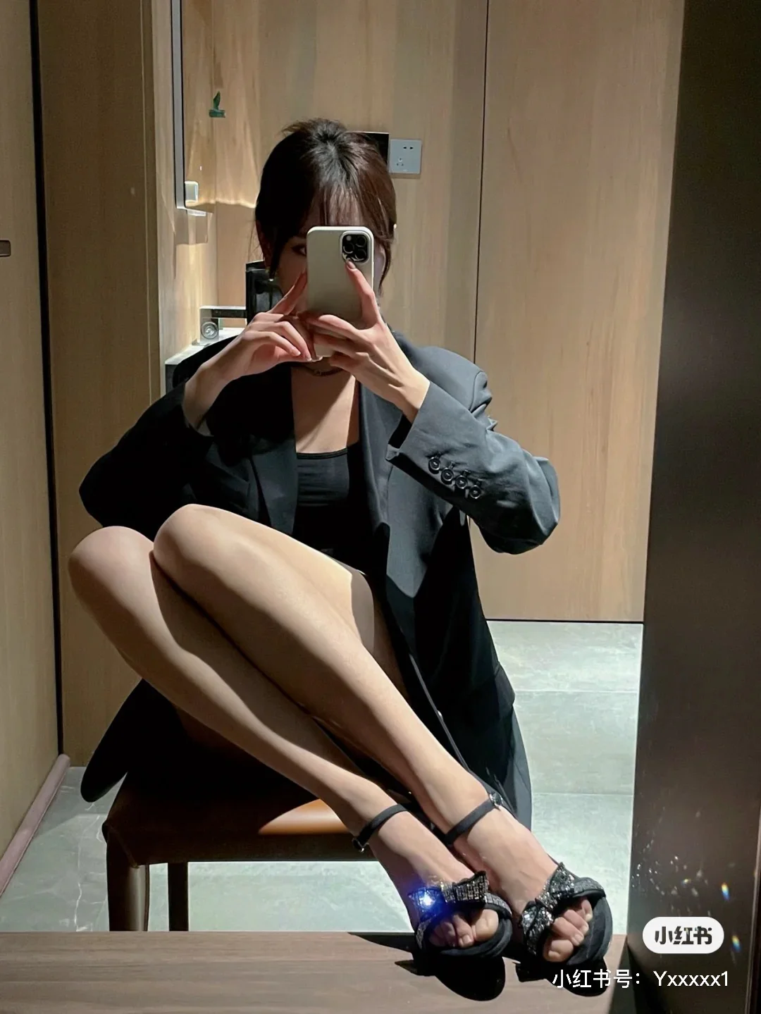 Новинка сезона весна/лето 2023 от Chanel - Босоножки на массивном каблуке с бантом из кристаллов и страз - высота 8-5 см - Черные