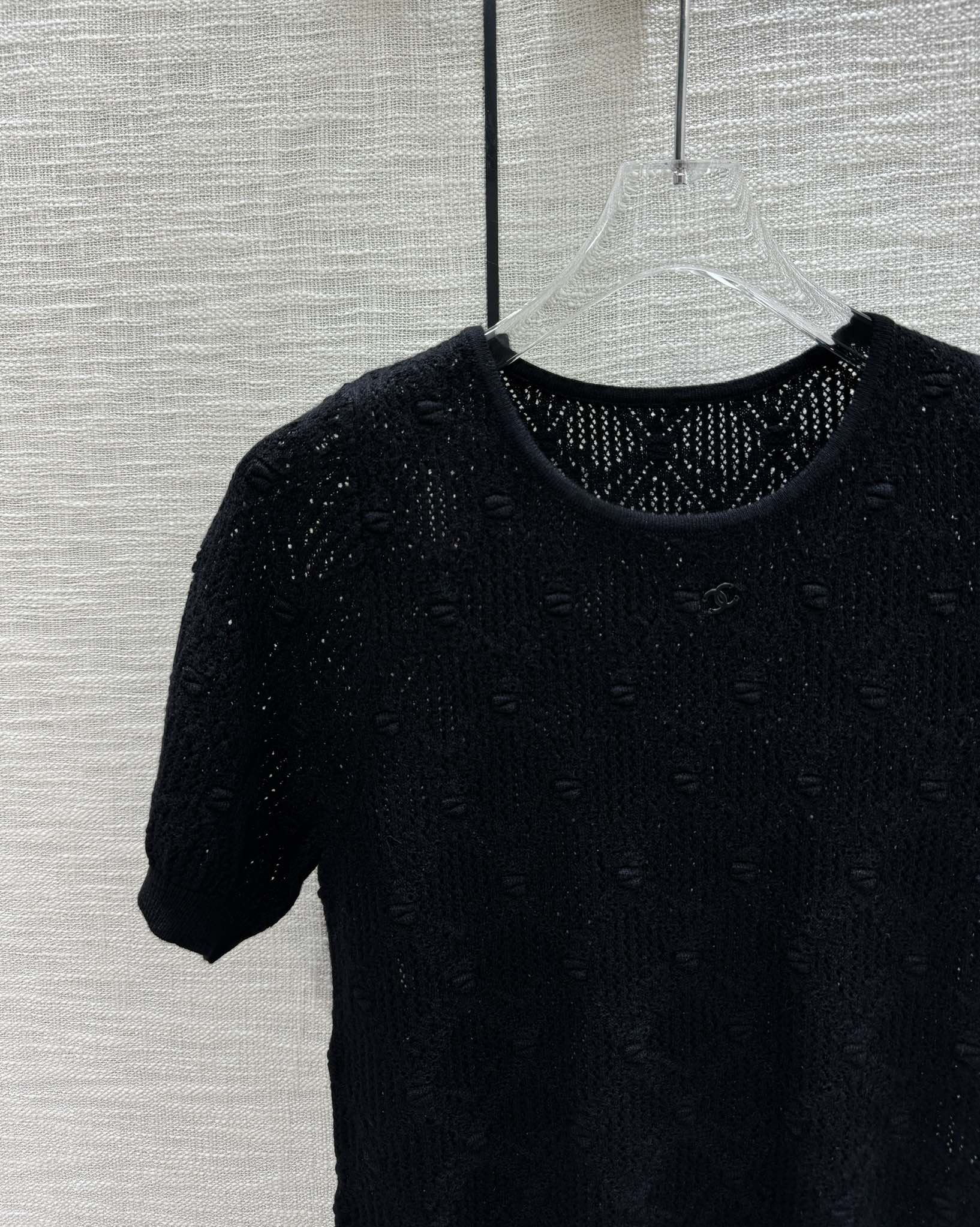 Chanel 2403 - Стеганая трикотажная футболка с коротким рукавом и темным узором - Черная