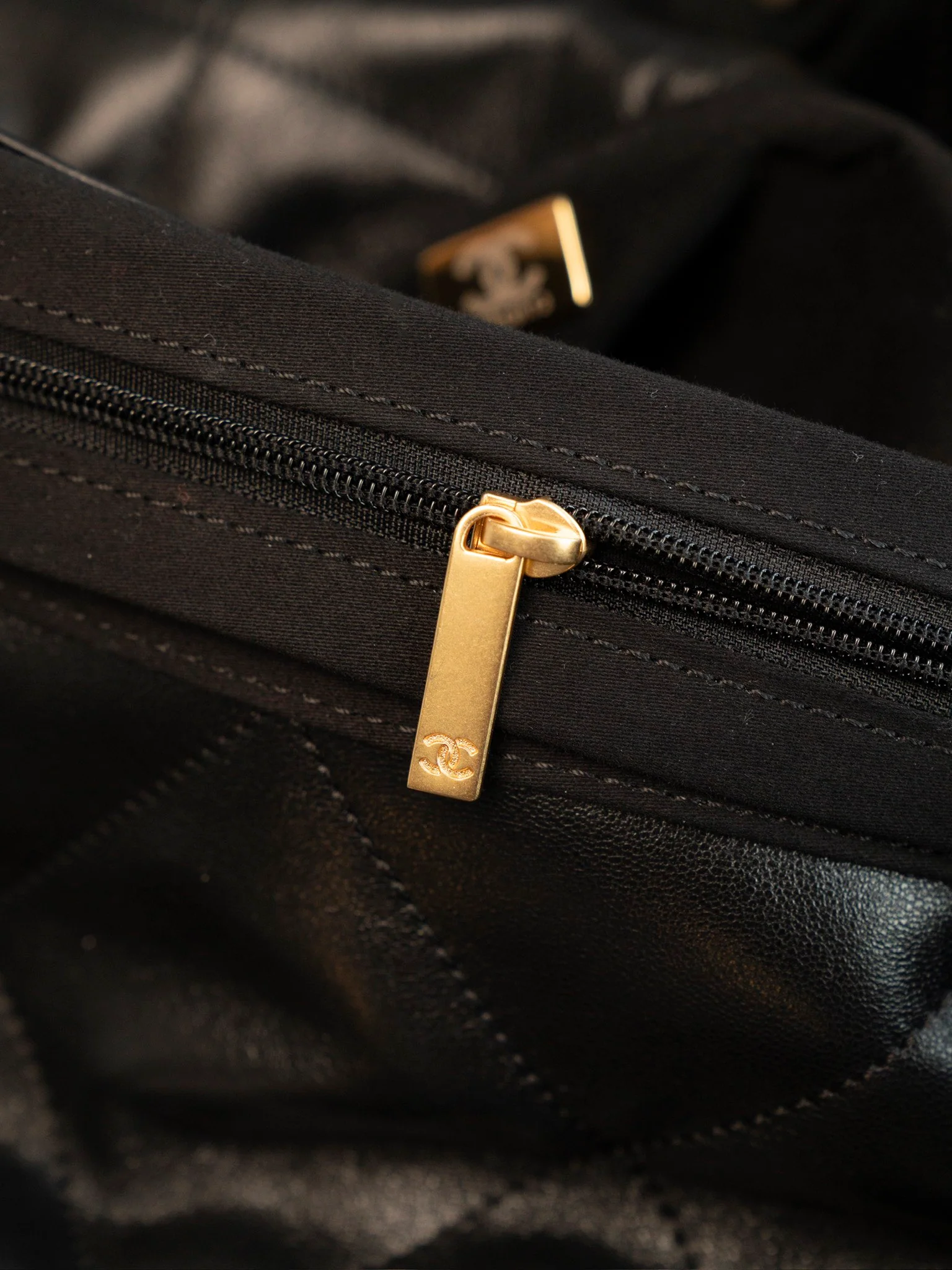 Большая сумка-шоппер Chanel 25c, черно-золотая.