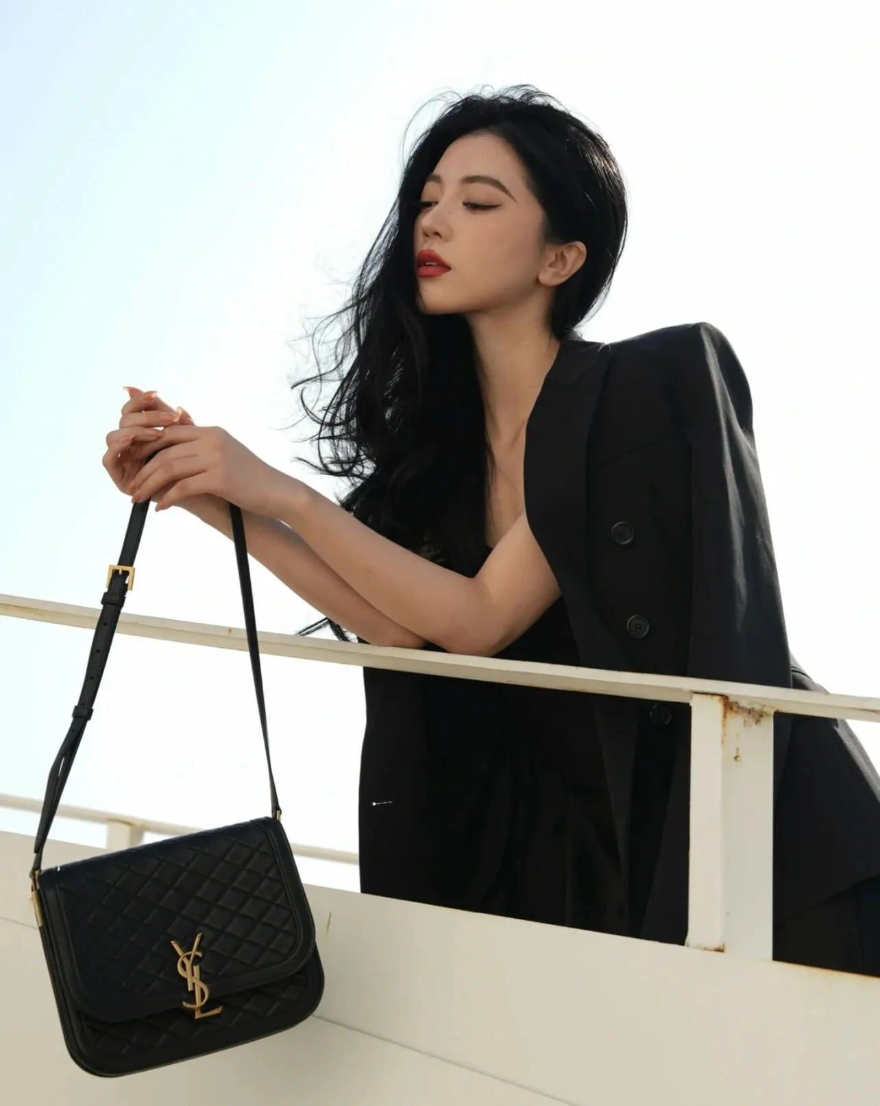 Сумка для тофу из чеканной овечьей кожи YSL Solferino - черная