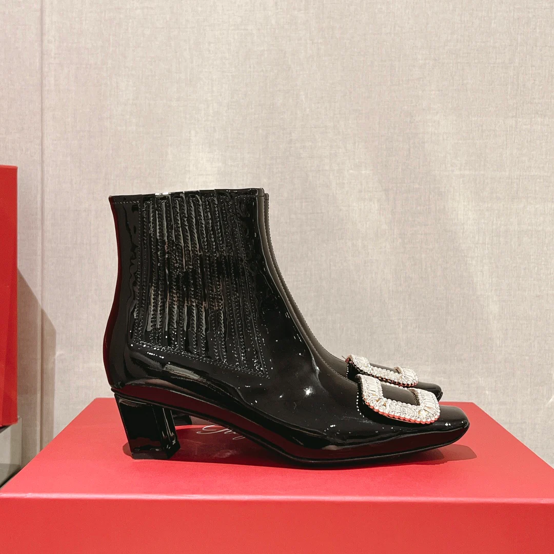 Обувь RV - Ботильоны на низком каблуке, украшенные стразами.