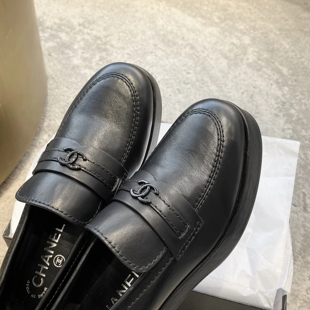 Новинка сезона весна/лето 2023 от Chanel - Лоферы на платформе - Черные