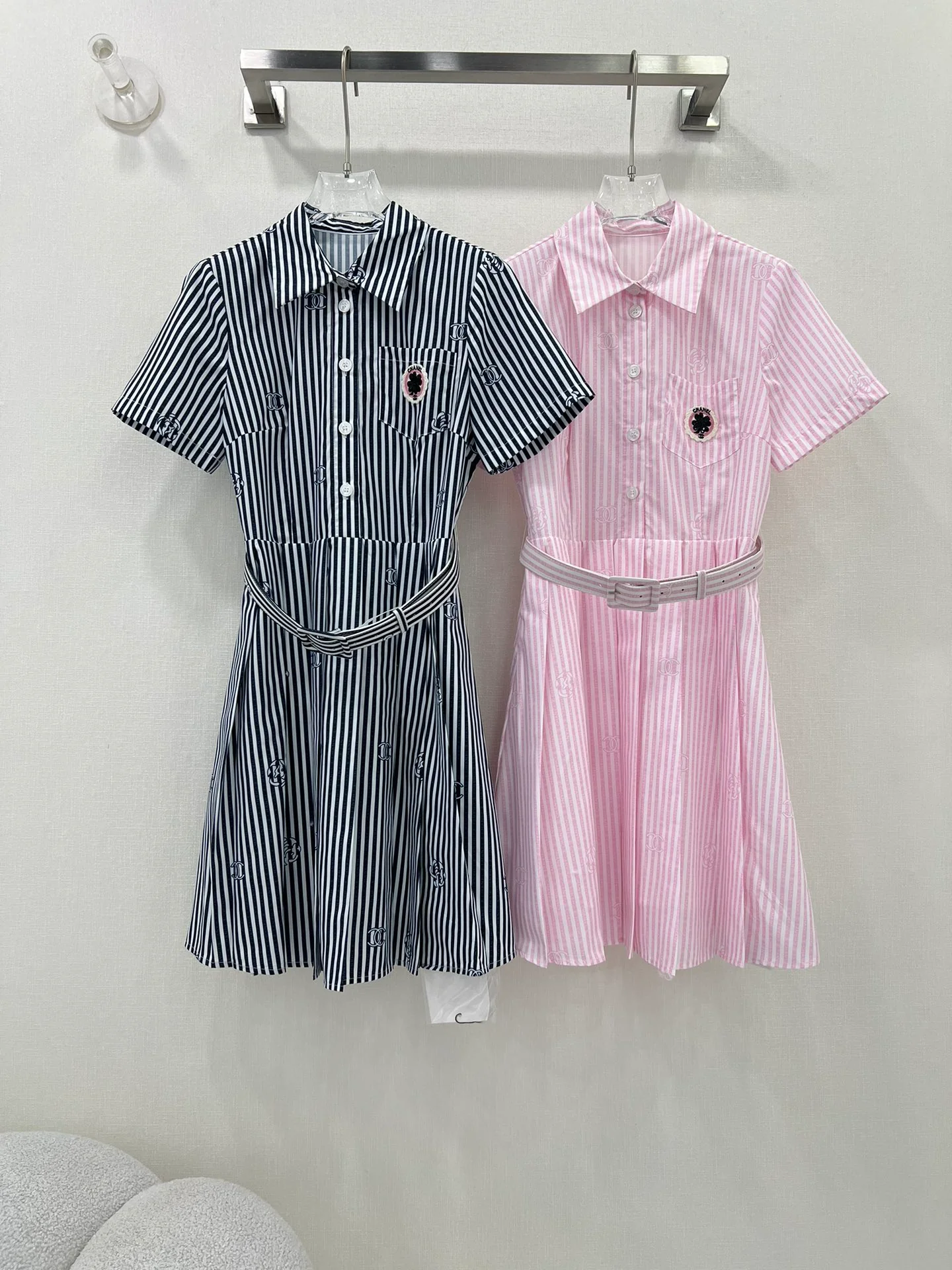 Новый комбинезон Chanel весна/лето 2024 с короткими рукавами, украшенный пайетками, розовый.