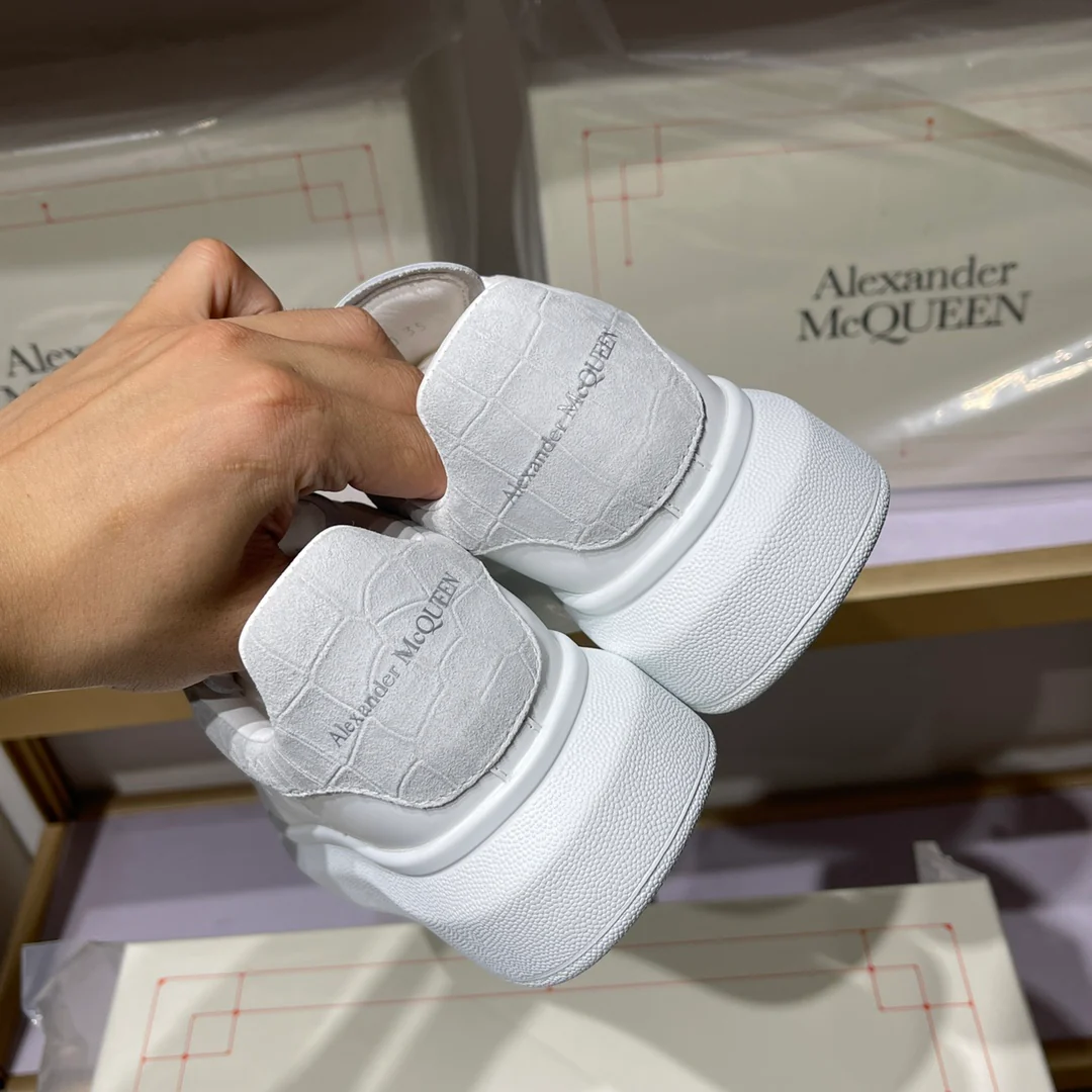 Классические белые кроссовки McQueen - унисекс - белый бархат с крокодиловым рисунком на задней части