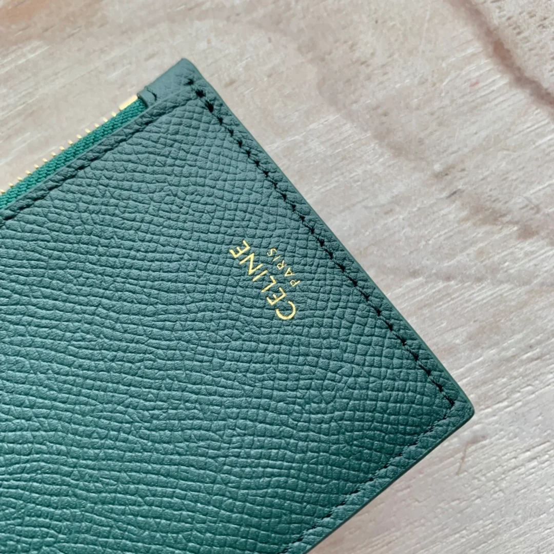 Кардхолдер Celine из зернистой телячьей кожи с застежкой-молнией — темно-зеленый