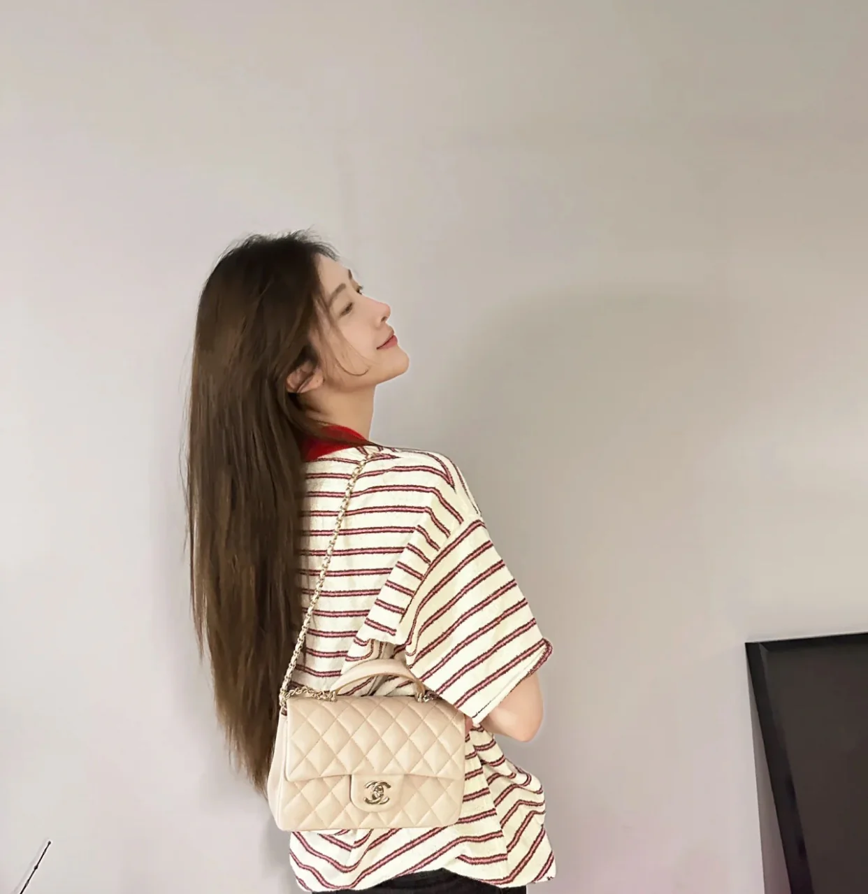 Новинка сезона весна/лето 2023 от Chanel - сумка CF - 20 см - абрикосовый цвет - Фотографии в действии.