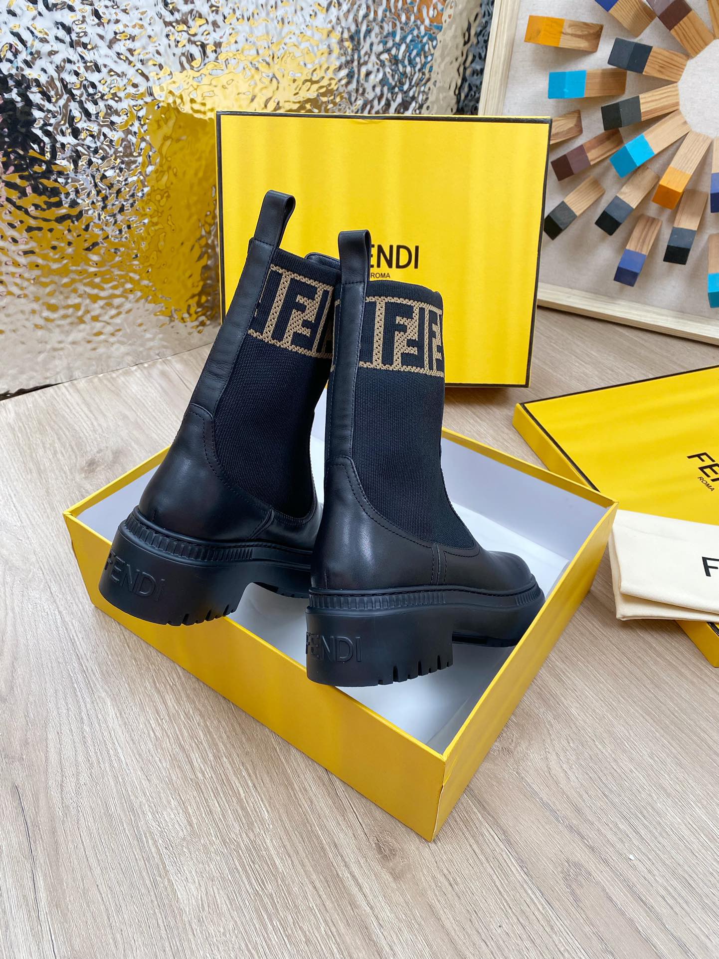 Новинка осени 2023 от Fendi - Ботинки Dr. Martens средней высоты - Черные