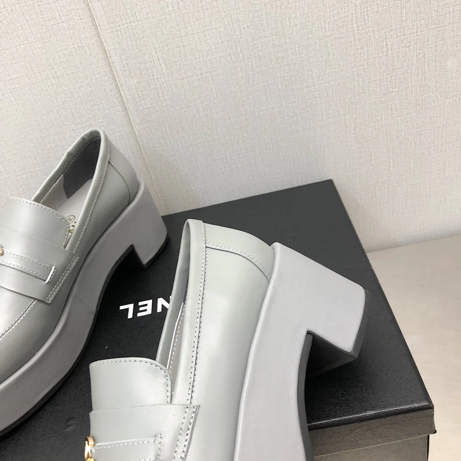 Новинка сезона осень/зима 2022 от Chanel - Лоферы на платформе - Серебристые