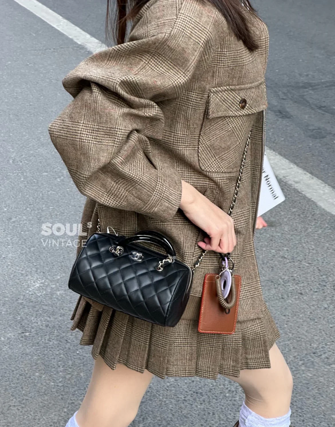 Сумка Chanel 25c Boston Bowling Bag — черно-золотая.