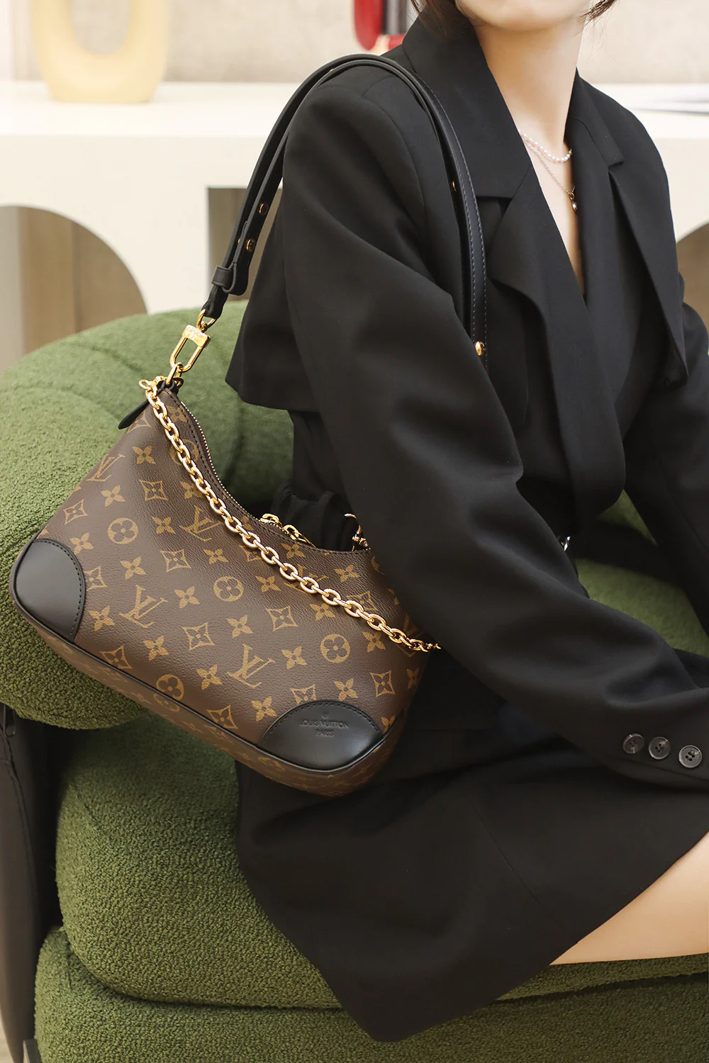 m45831-LV-boulogne croissant bag-over-shoulder/crossbody bag