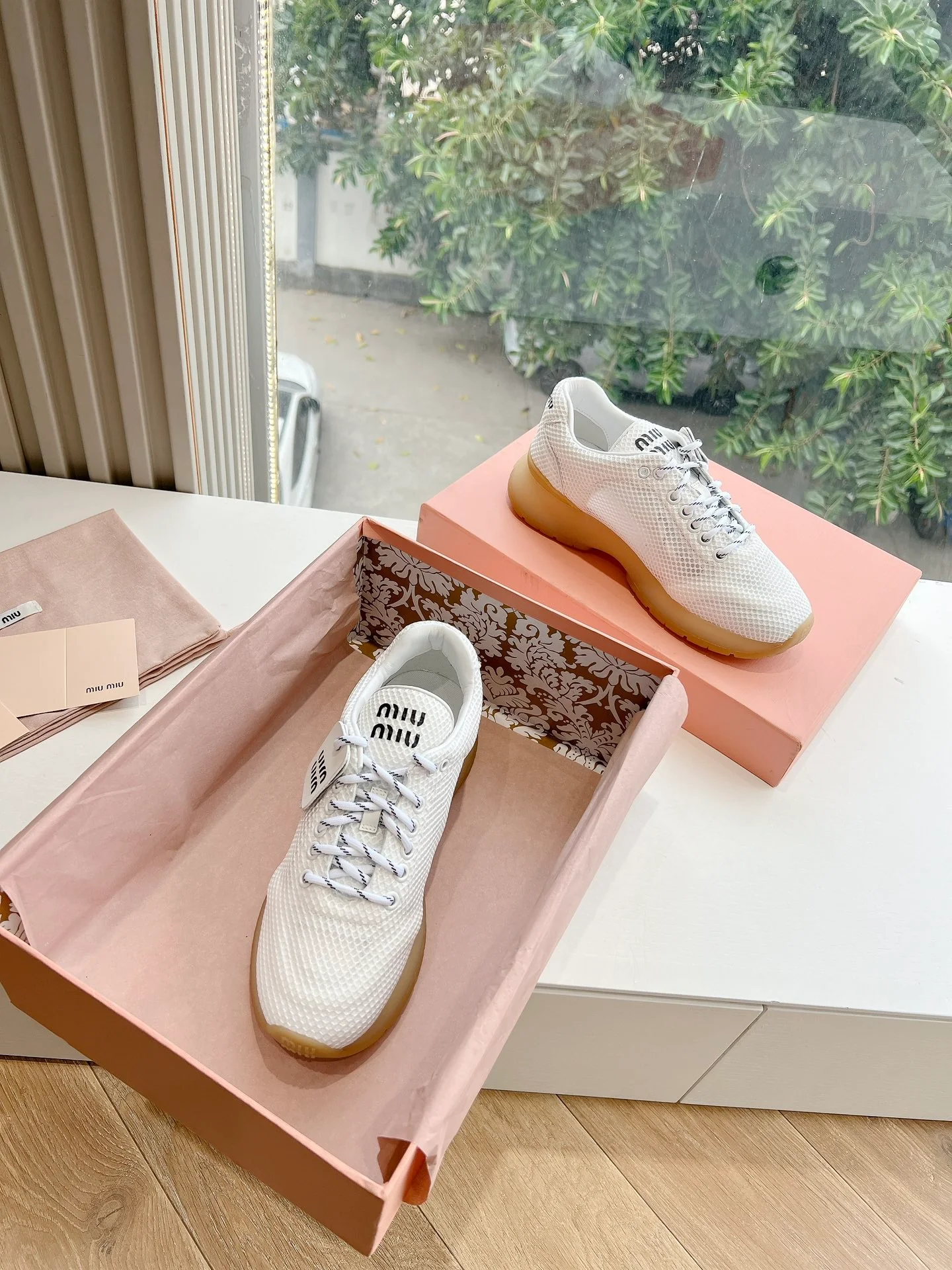 Дышащие повседневные туфли Miu Miu 2024 - белые